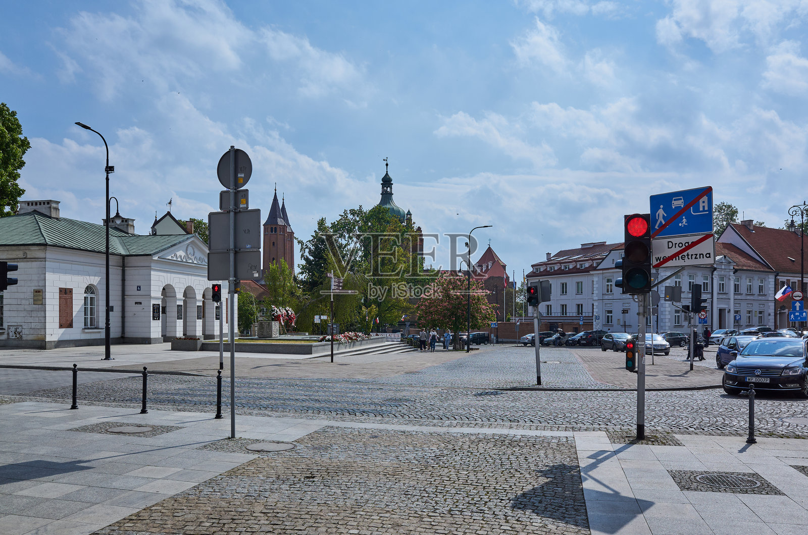 有红灯和禁止进入标志的街道。照片摄影图片