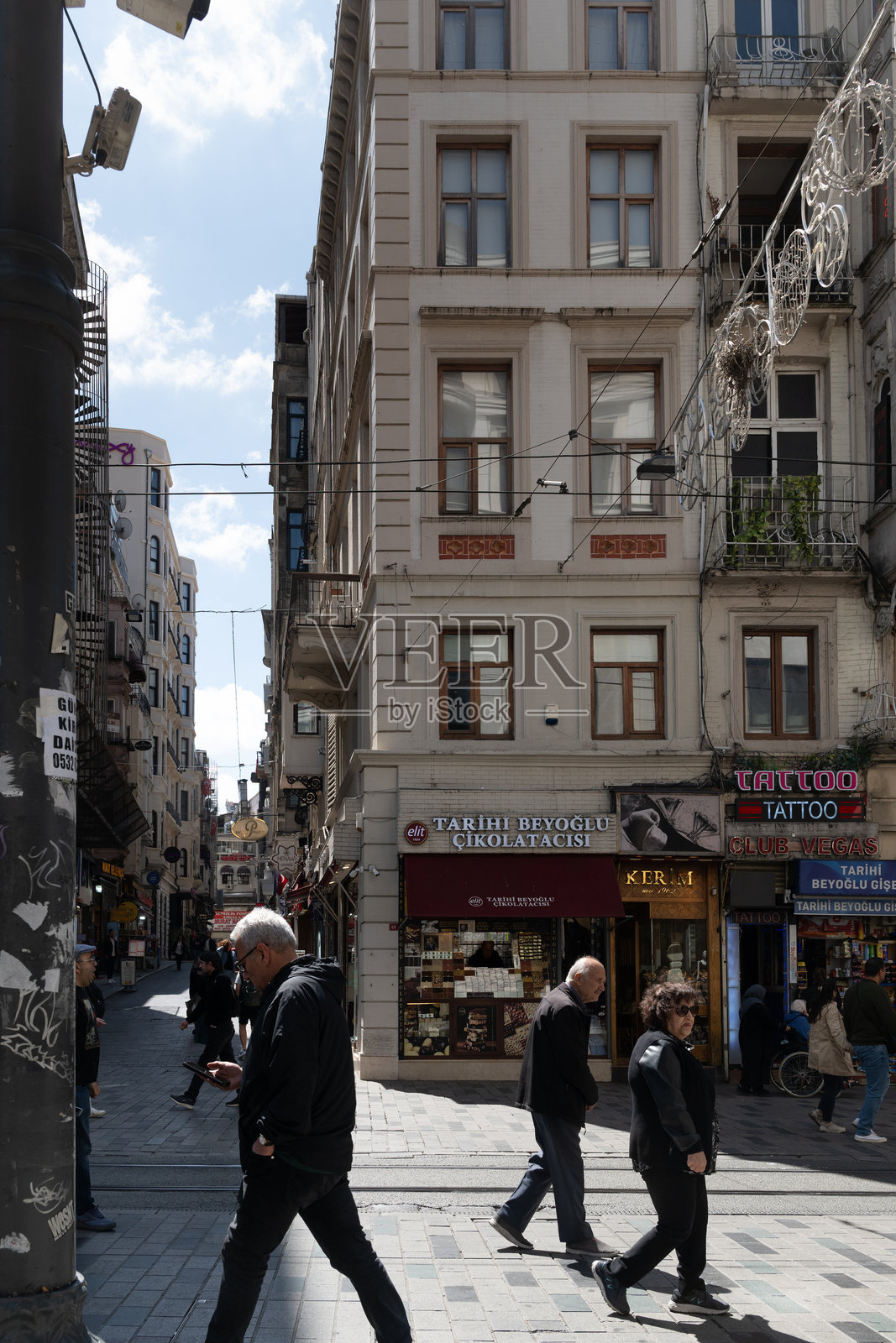 伊斯坦布尔独立大街拐角的华丽建筑与日常生活照片摄影图片