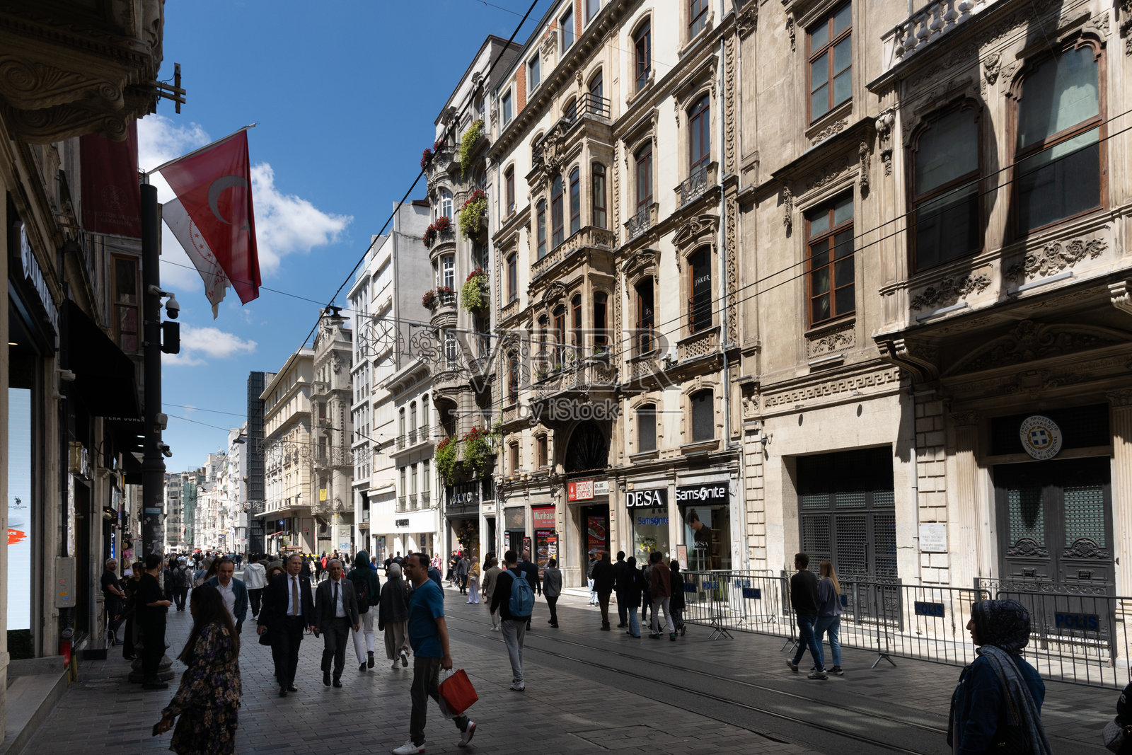 伊斯坦布尔独立大街的华丽建筑与城市生活照片摄影图片