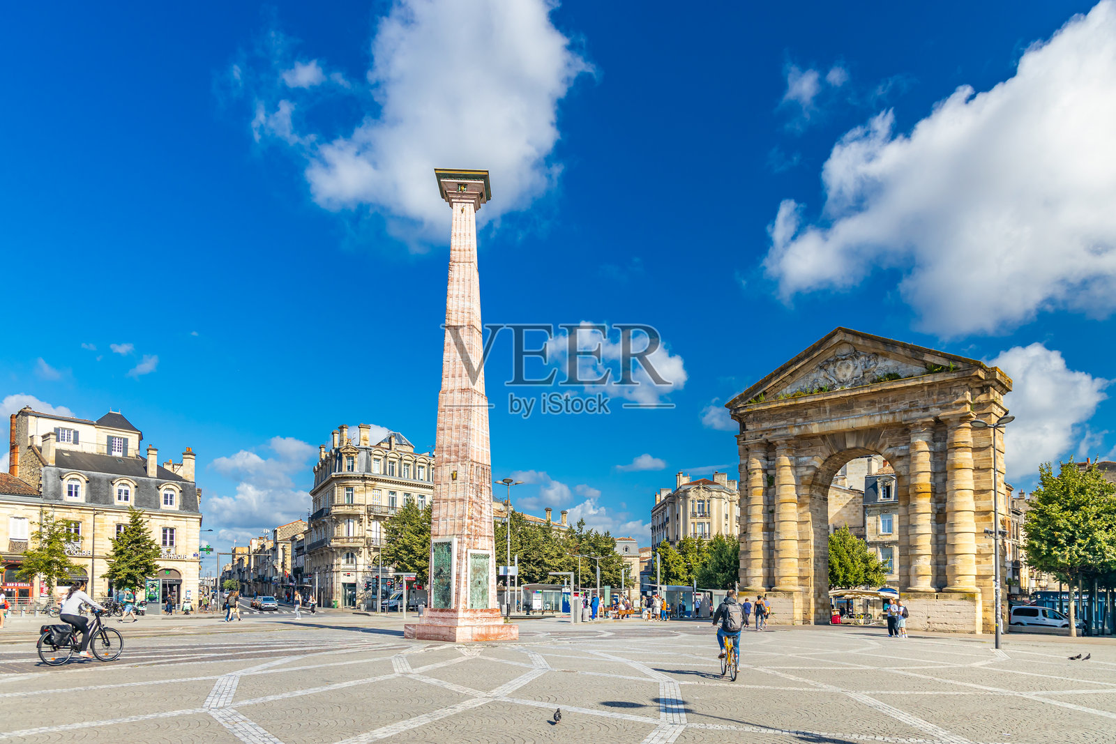 法国波尔多胜利广场的阿基坦门和方尖碑照片摄影图片