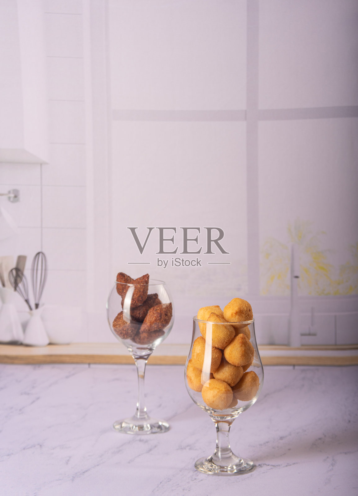 派对小吃，明亮环境中玻璃碗里的美味派对小吃，选择性对焦。照片摄影图片