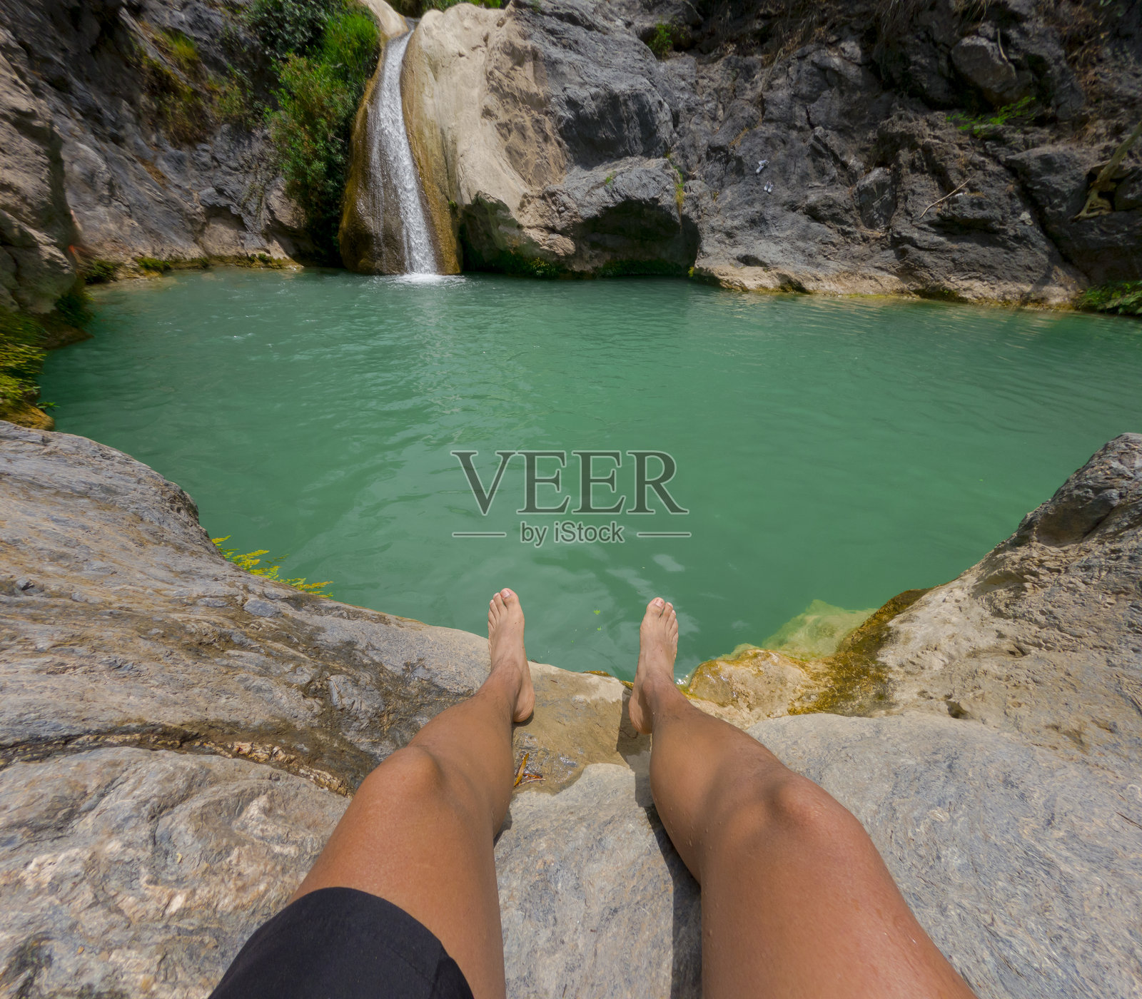 游客在墨西哥普埃布拉的碧绿湖泊旁放松，湖边有瀑布。照片摄影图片