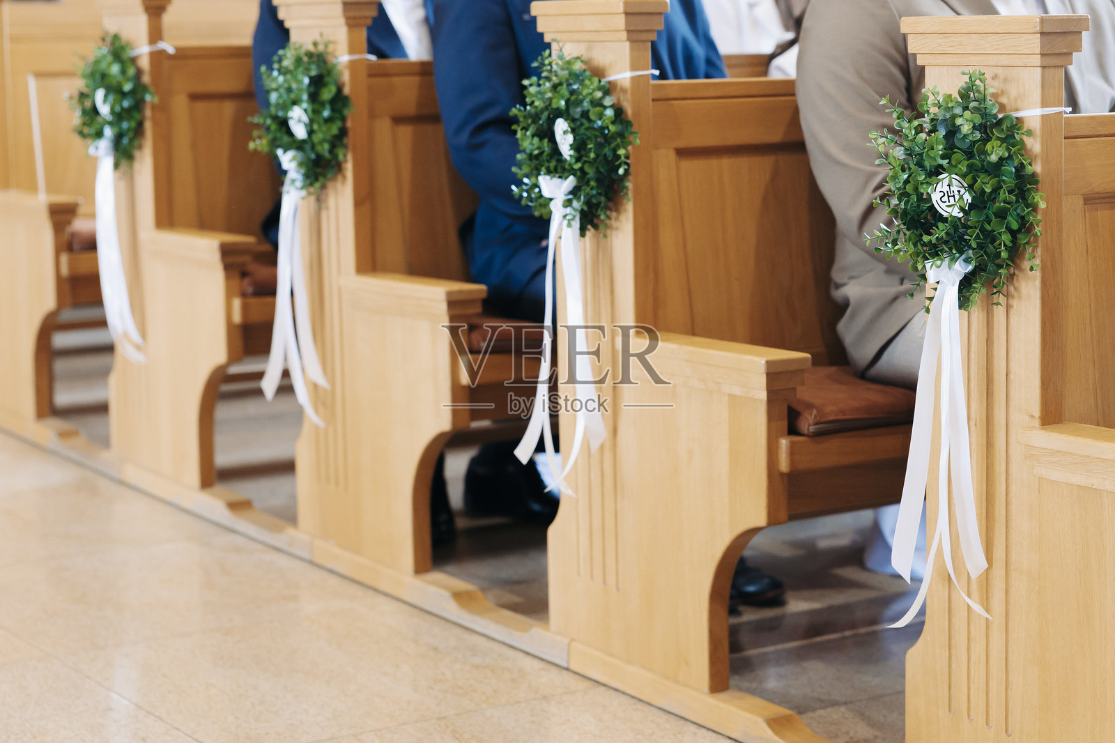 第一次圣体圣事弥撒仪式的教堂装饰和花卉照片摄影图片