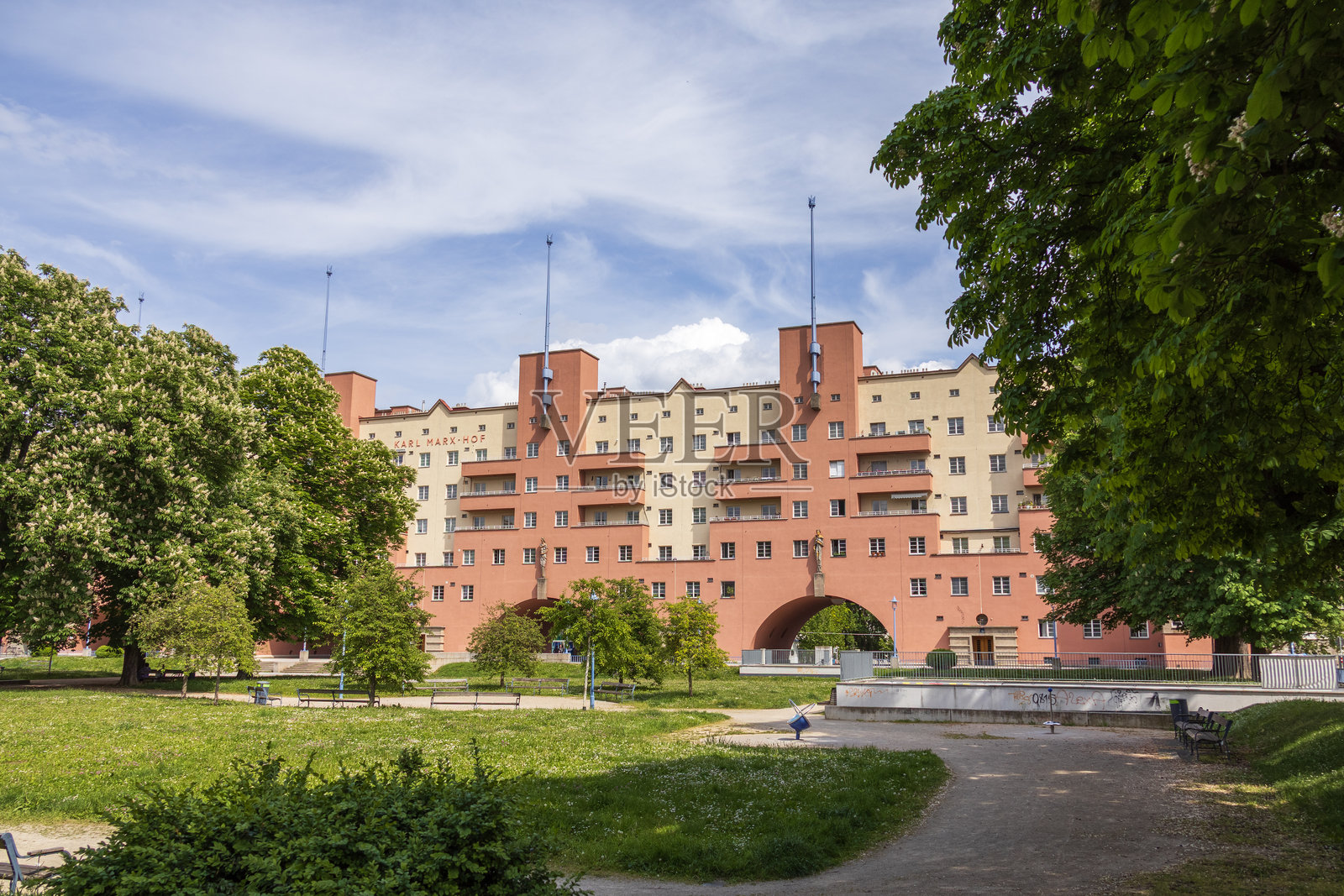 奥地利，维也纳，2024年5月5日：卡尔·马克思住宅区及公园全景图照片摄影图片