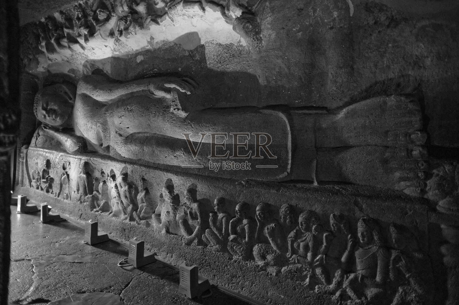 黑白照片展示了佛陀的涅槃，或称为临终佛陀。照片摄影图片