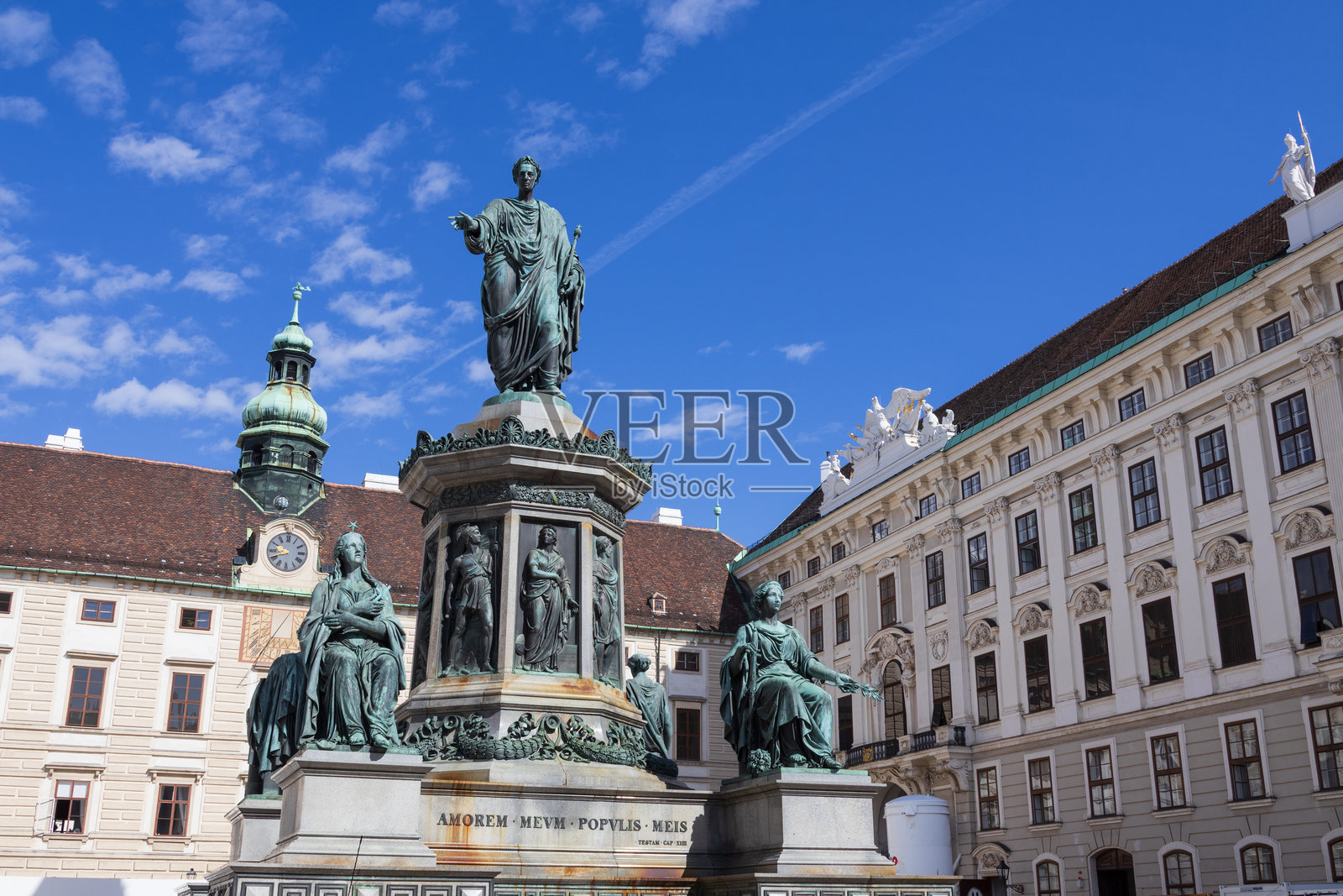 奥地利，维也纳，2024年5月6日：维也纳霍夫堡宫的弗朗茨一世皇帝纪念碑照片摄影图片