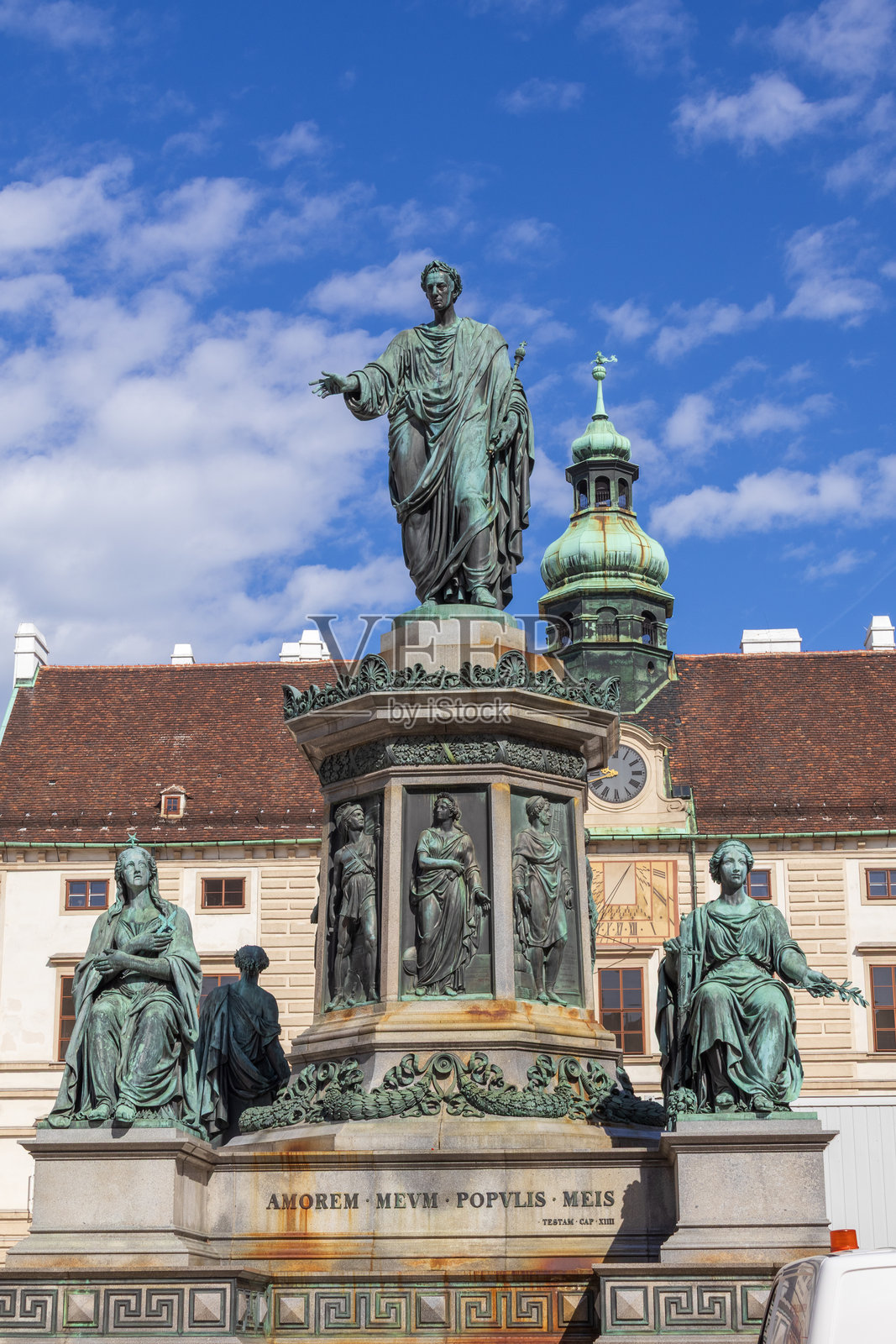 奥地利，维也纳，2024年5月6日：维也纳霍夫堡皇宫内弗朗茨一世皇帝雕像的特写视图照片摄影图片