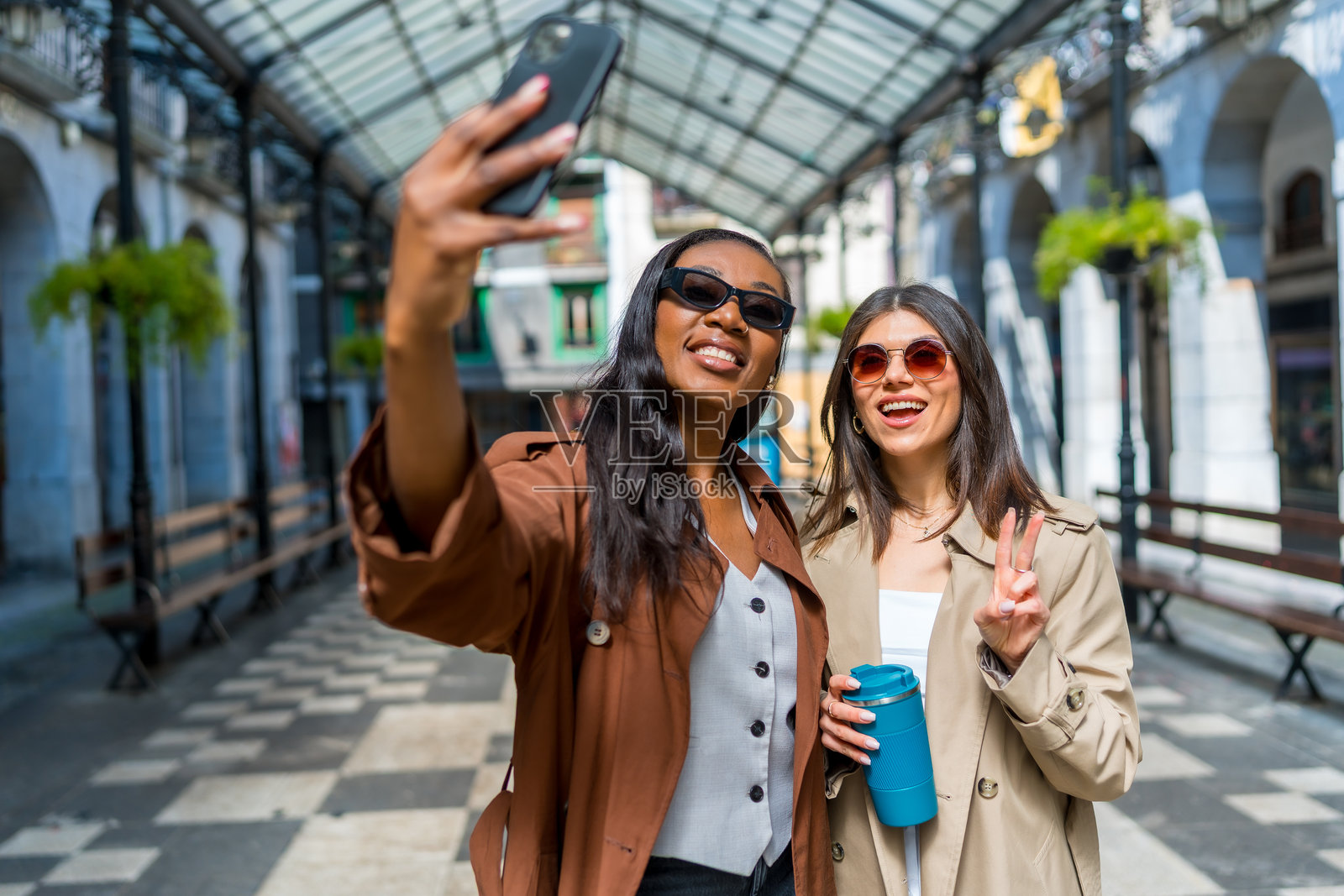 两位年轻女性在城市画廊自拍照片摄影图片