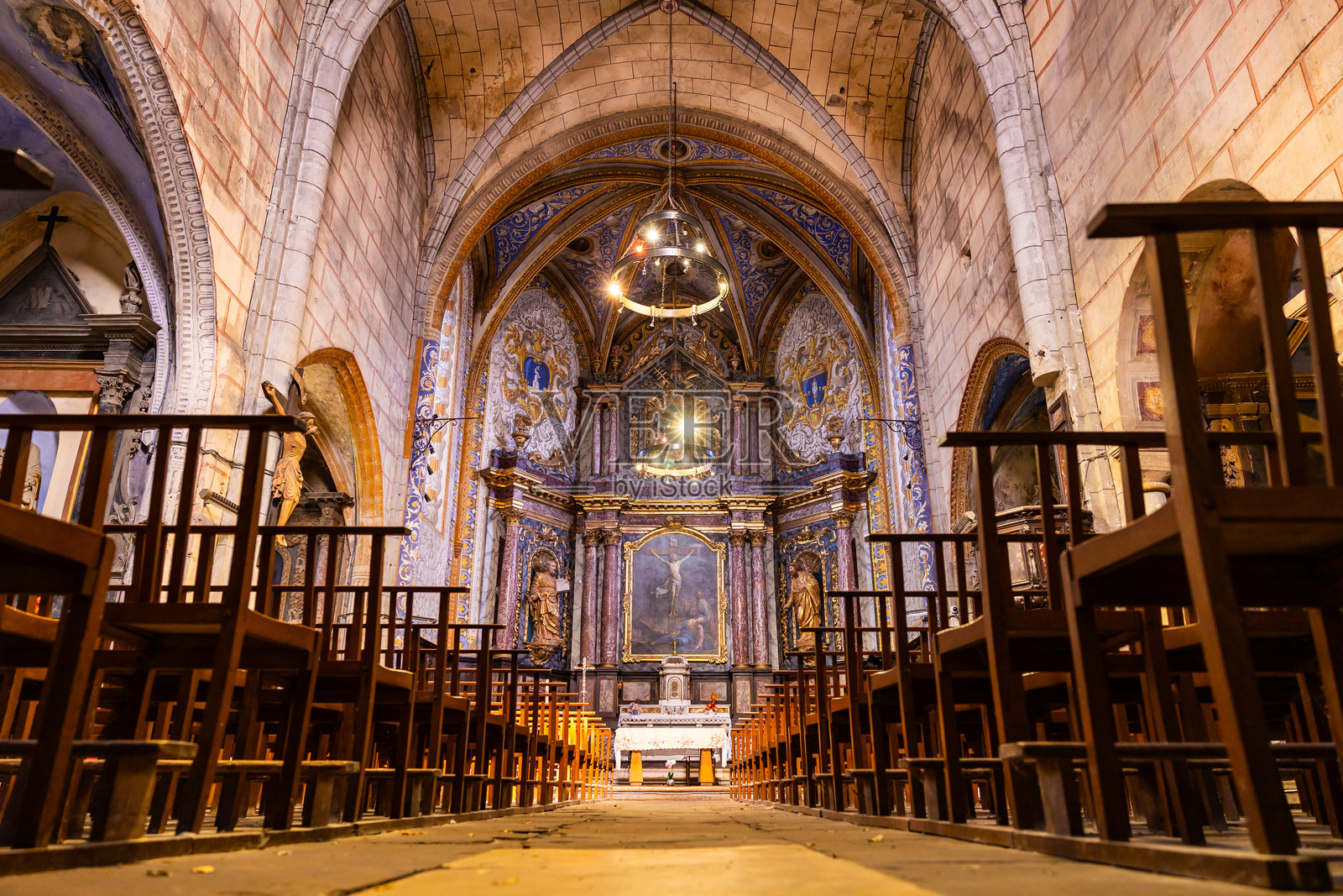 装饰华丽且色彩斑斓的合唱团，位于南方哥特式风格的圣皮埃尔教堂（Saint-Pierre de Monestiés）照片摄影图片