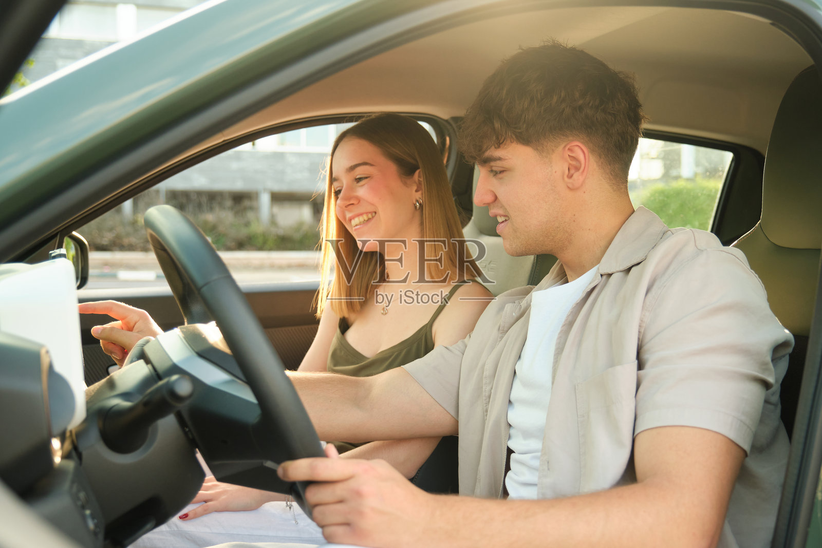 年轻情侣在电动车中探索导航系统照片摄影图片