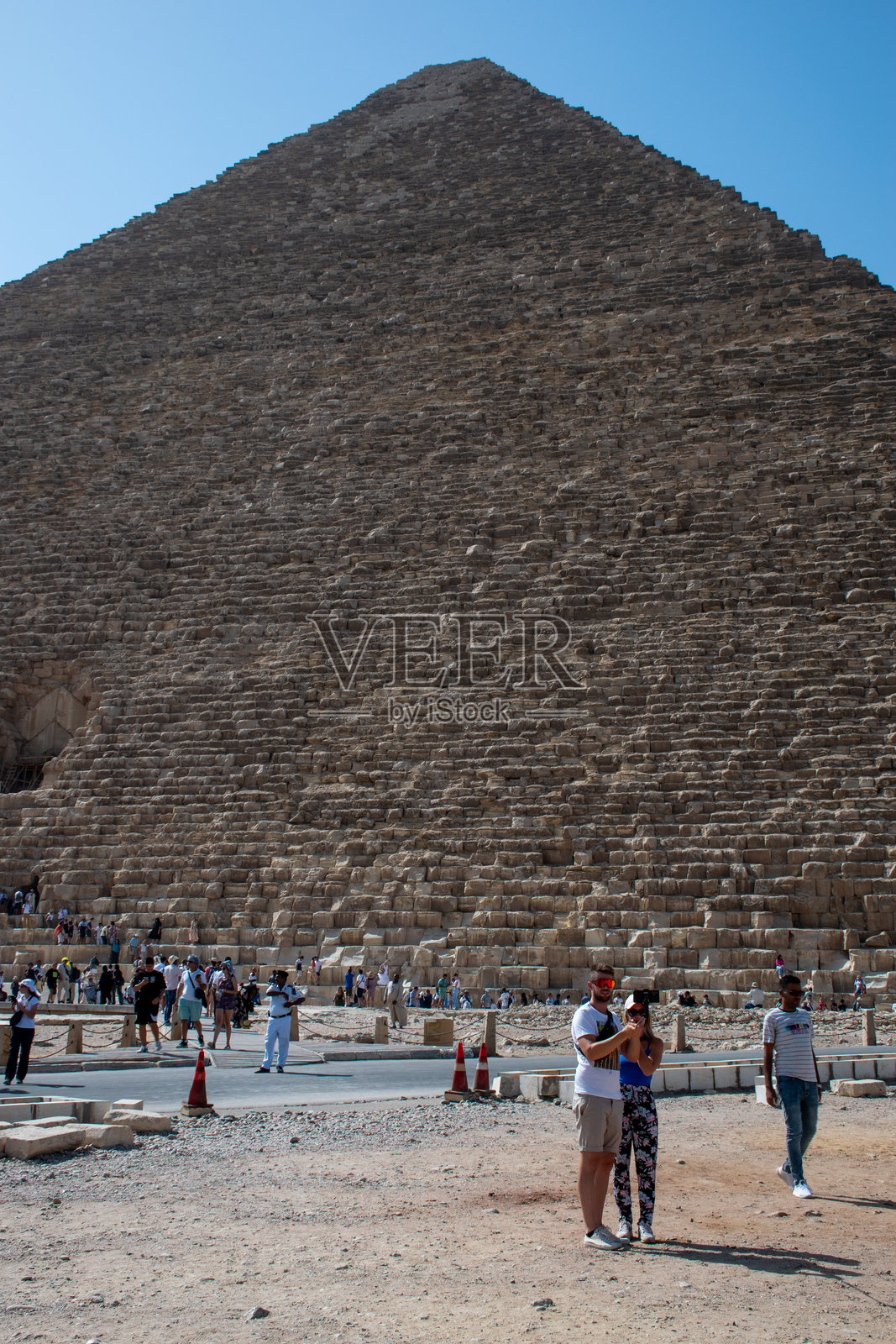 游客们在吉萨金字塔群考古遗址探险。照片摄影图片