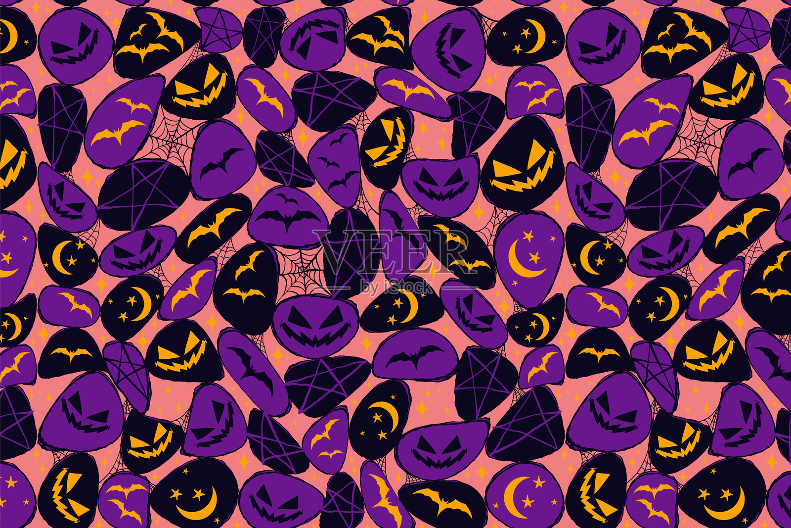 手绘万圣节抽象无缝图案，紫色斑点上有可怕的面孔、月亮、蝙蝠和蜘蛛网。适合印刷、网页、时尚、卡片和包装纸的趣味背景。插画图片素材