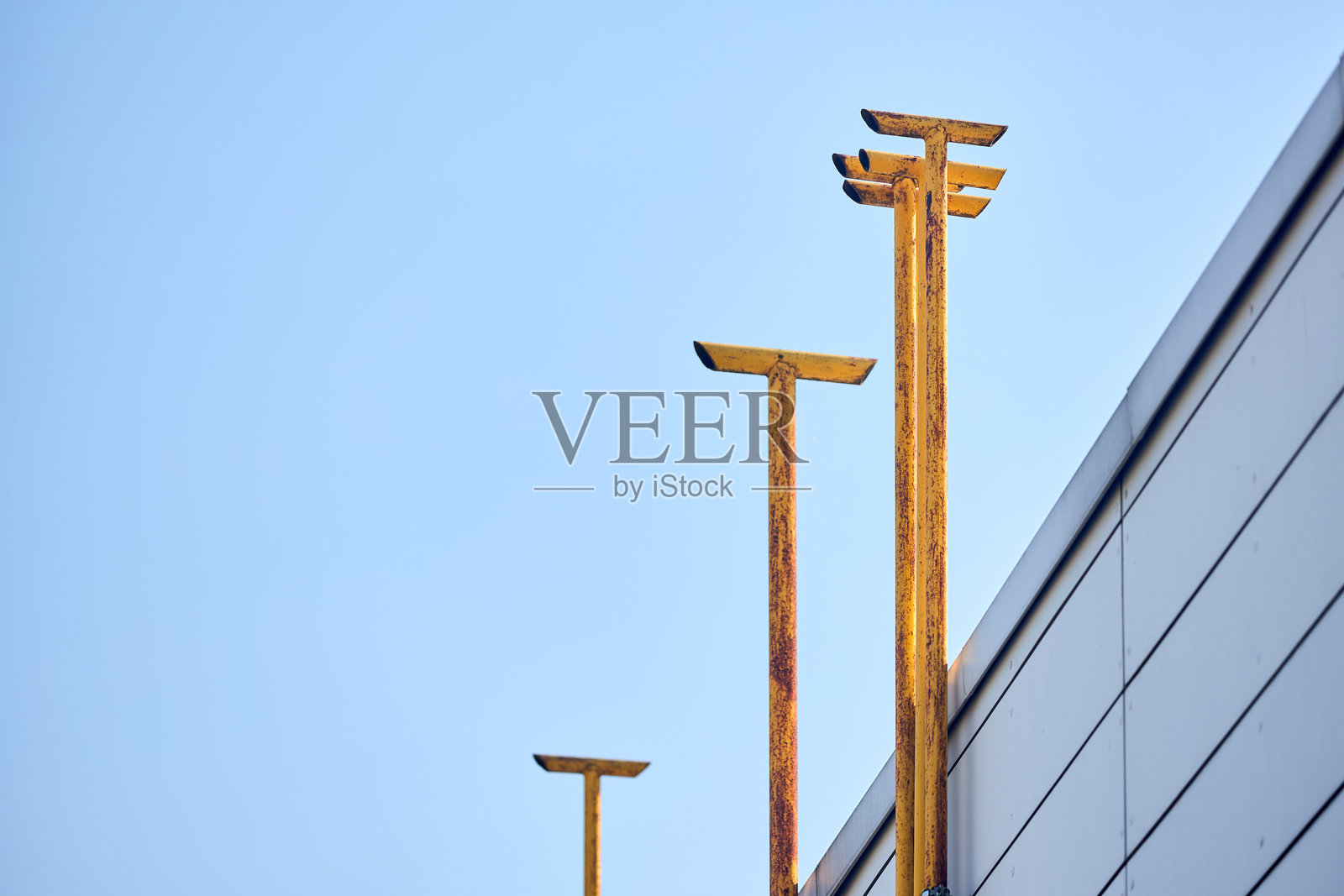 黄色烟囱管道天然气管道工业锅炉房炉子在清澈蓝天背景下，留有空白空间。照片摄影图片