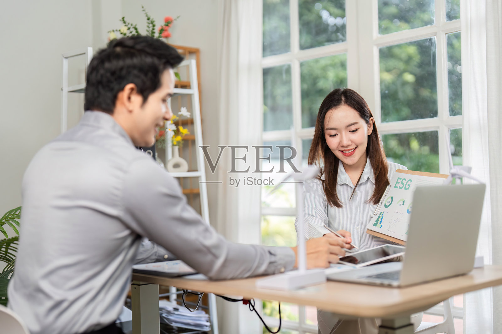 ESG商务会议。关于可持续发展倡议的深入讨论。照片摄影图片