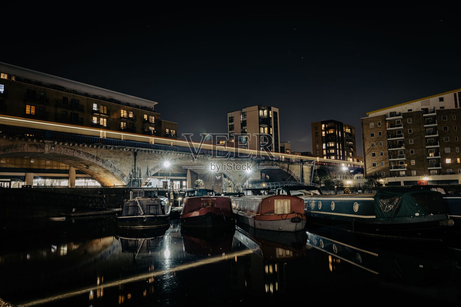 莱姆豪斯夜晚的DLR光轨照片摄影图片