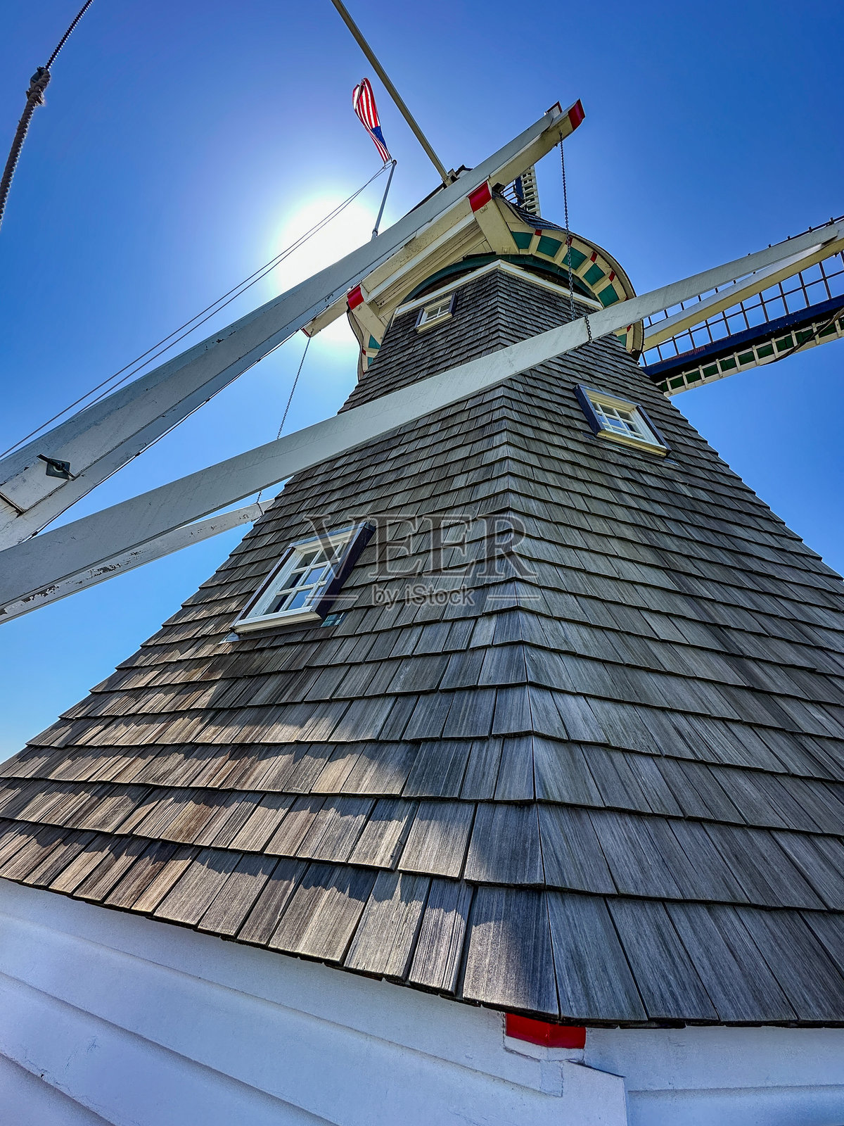 低角度视图的风车与蓝天相映照片摄影图片