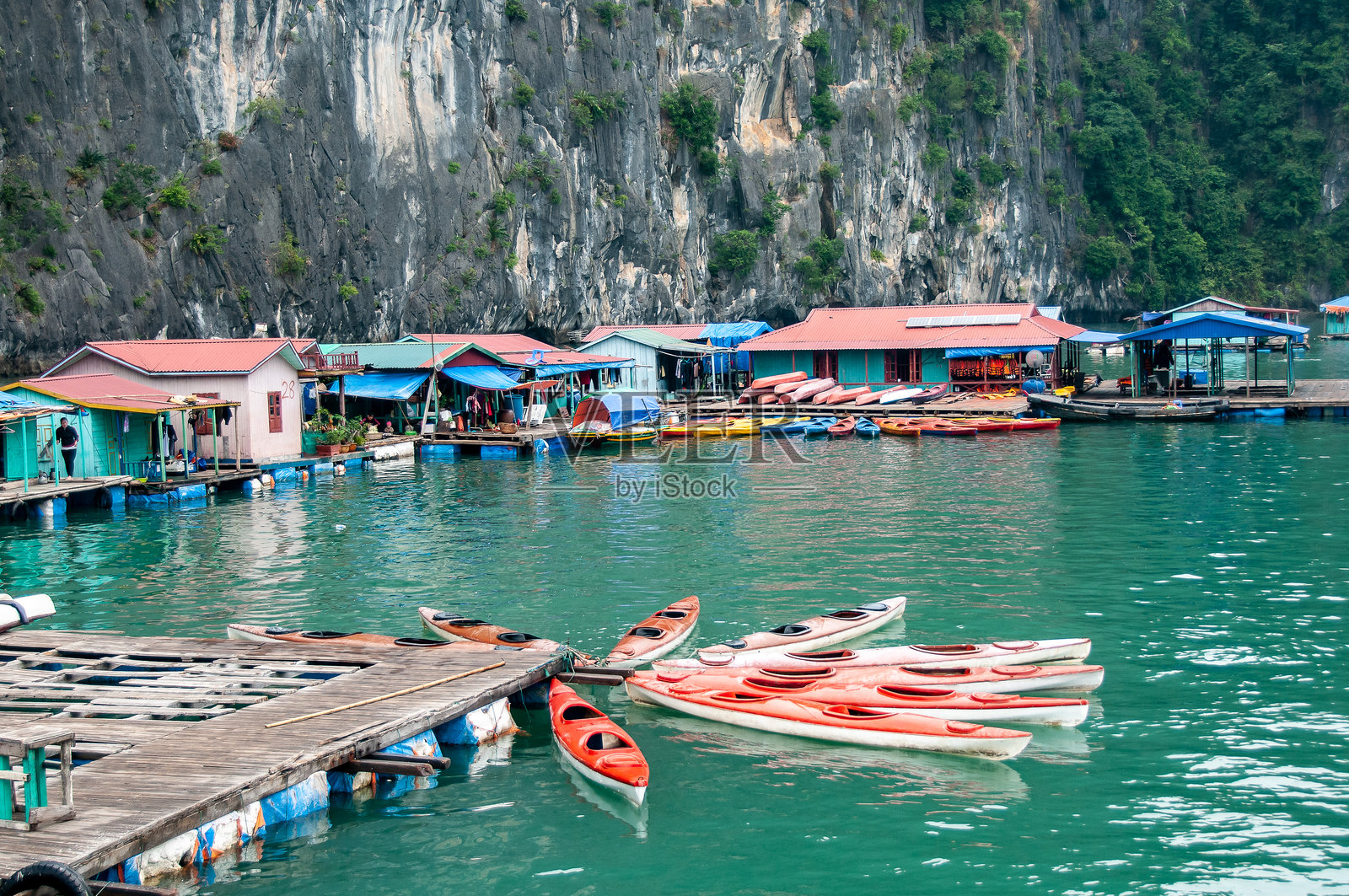 下龙湾的漂浮村庄照片摄影图片