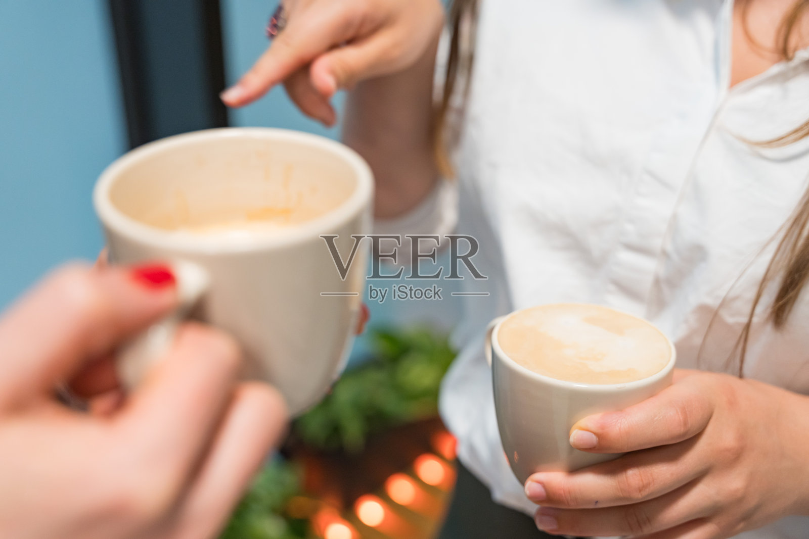 年轻女性同事在休息时间喝咖啡照片摄影图片