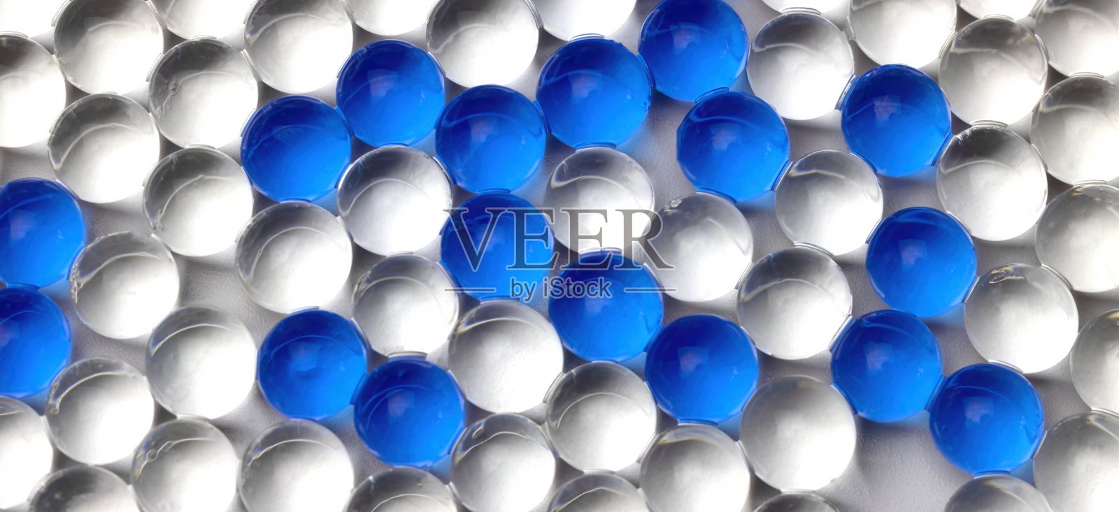明亮背景上的蓝白色凝胶珠纹理照片摄影图片