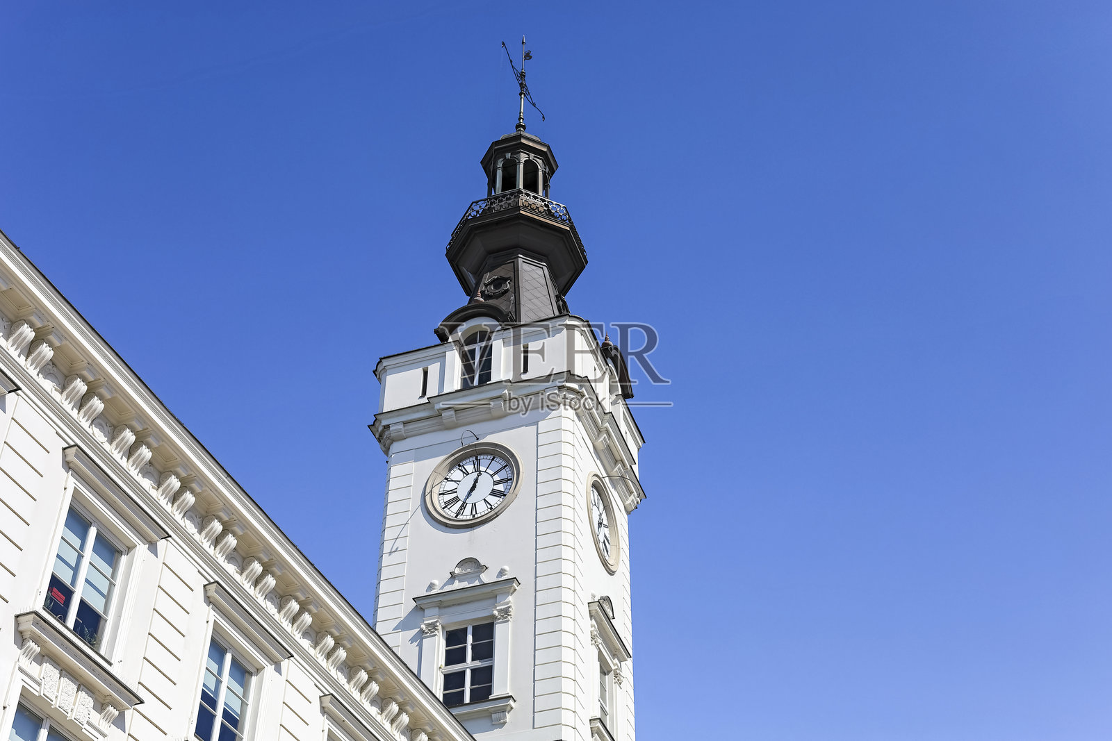 华沙的雅布隆诺夫斯基宫钟楼，1995年至1997年重建后的样子照片摄影图片