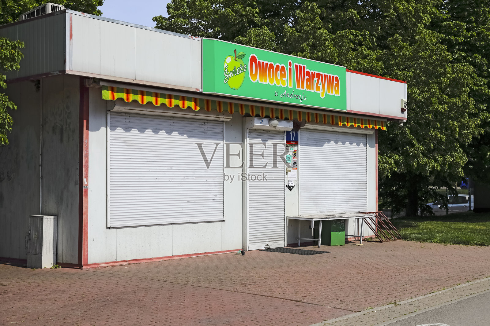 这座关闭百叶窗的建筑是波兰华沙Goclaw区的一家杂货店。照片摄影图片