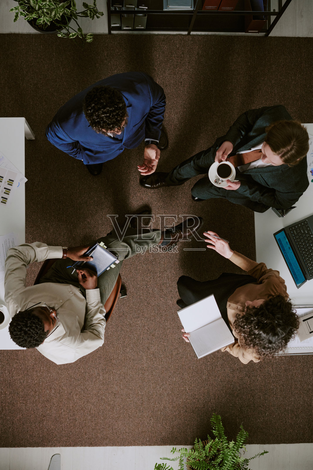 团队合作讨论商业项目照片摄影图片