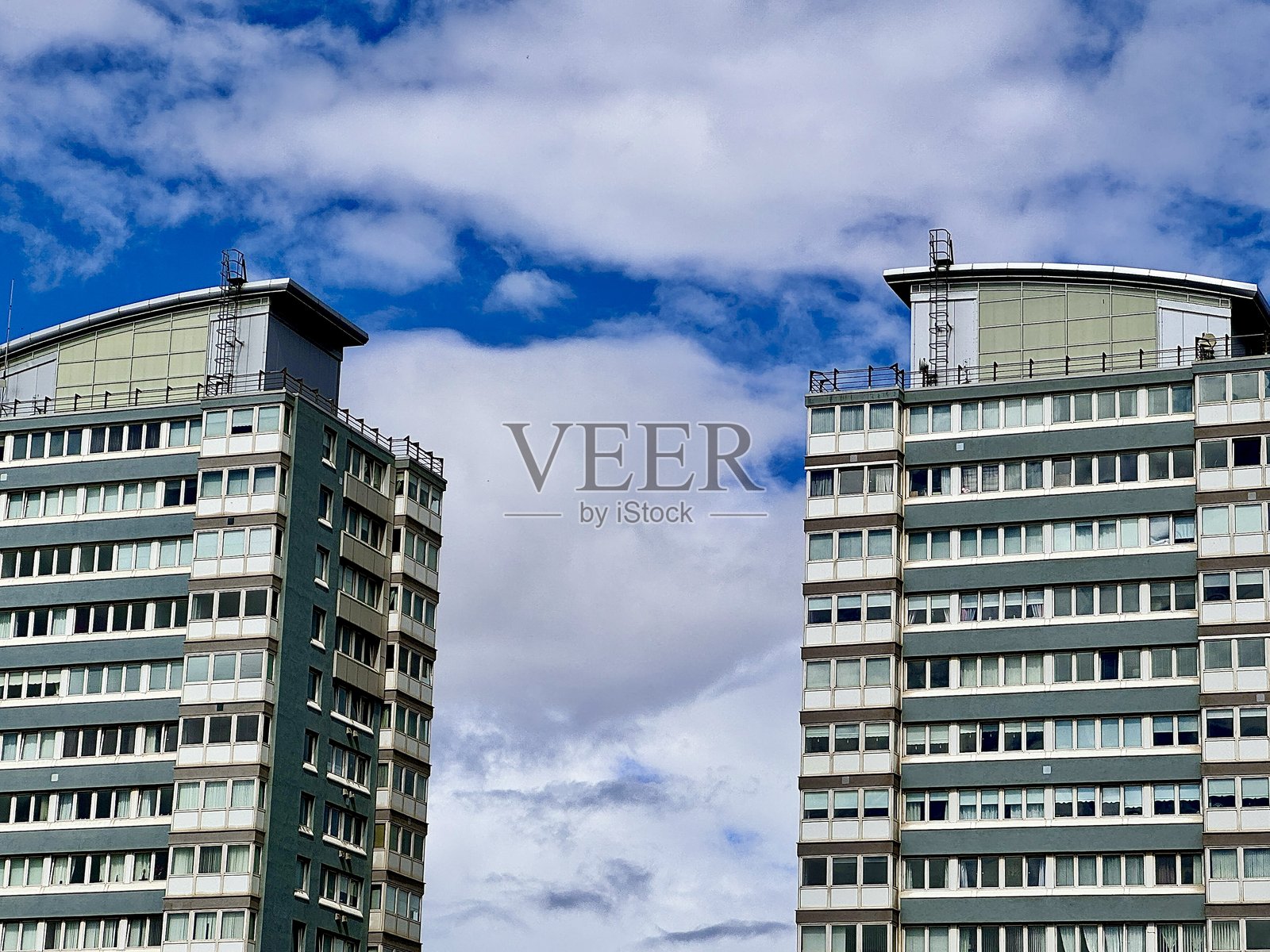 在桑德兰，两座摩天大楼与云彩背景的抽象景观照片摄影图片