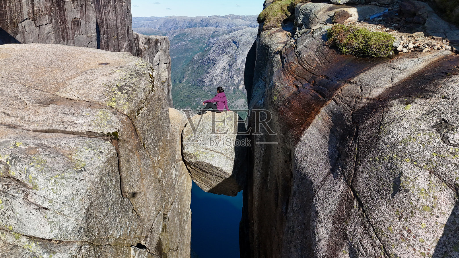 探索挪威标志性景点Kjeragbolten的壮丽风景，Lysefjord，挪威照片摄影图片