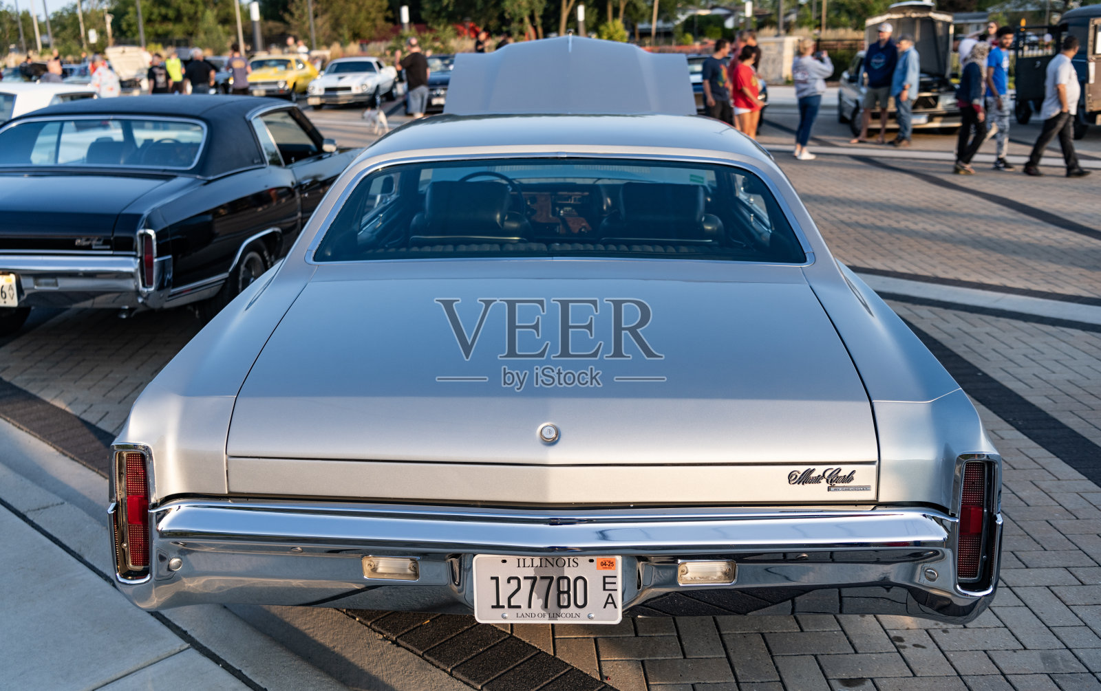 雪佛兰蒙特卡洛。银色汽车停在汽车展上，后视图。雪佛兰蒙特卡洛汽车。雪佛兰蒙特卡洛的银色汽车。照片摄影图片