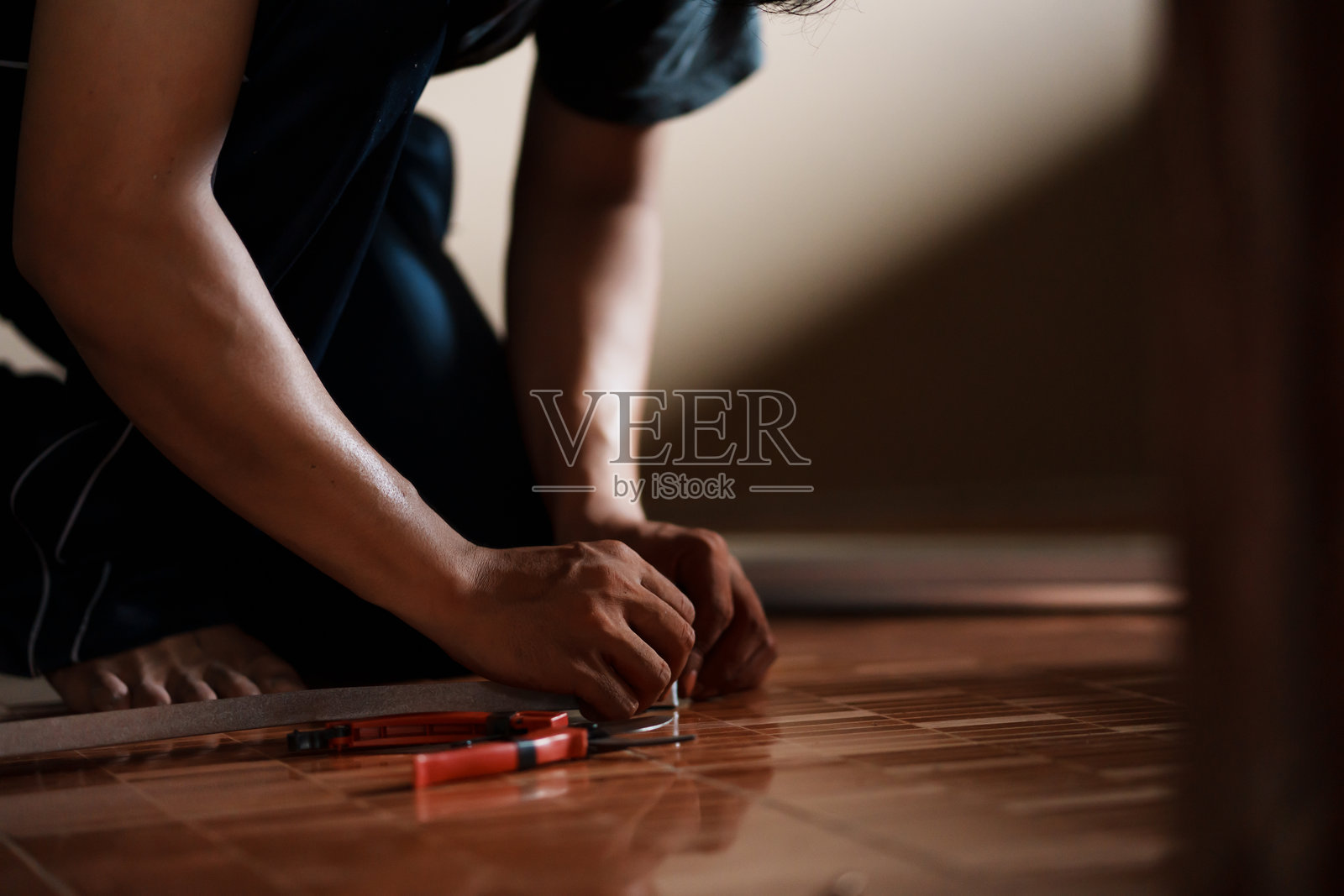 室内工作空间的地板测量和安装家居装修项目，工艺特写镜头照片摄影图片