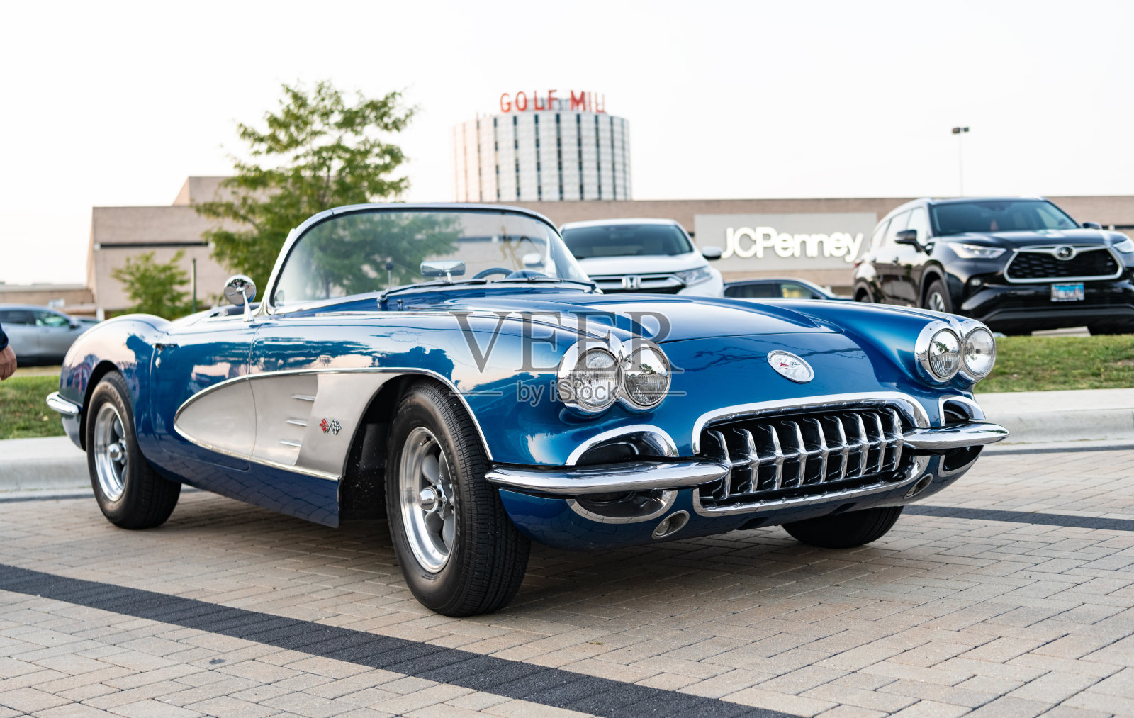 1958年雪佛兰科尔维特C1复古车。雪佛兰科尔维特C1敞篷车。雪佛兰科尔维特。复古敞篷车停在汽车展上，侧面视角。照片摄影图片