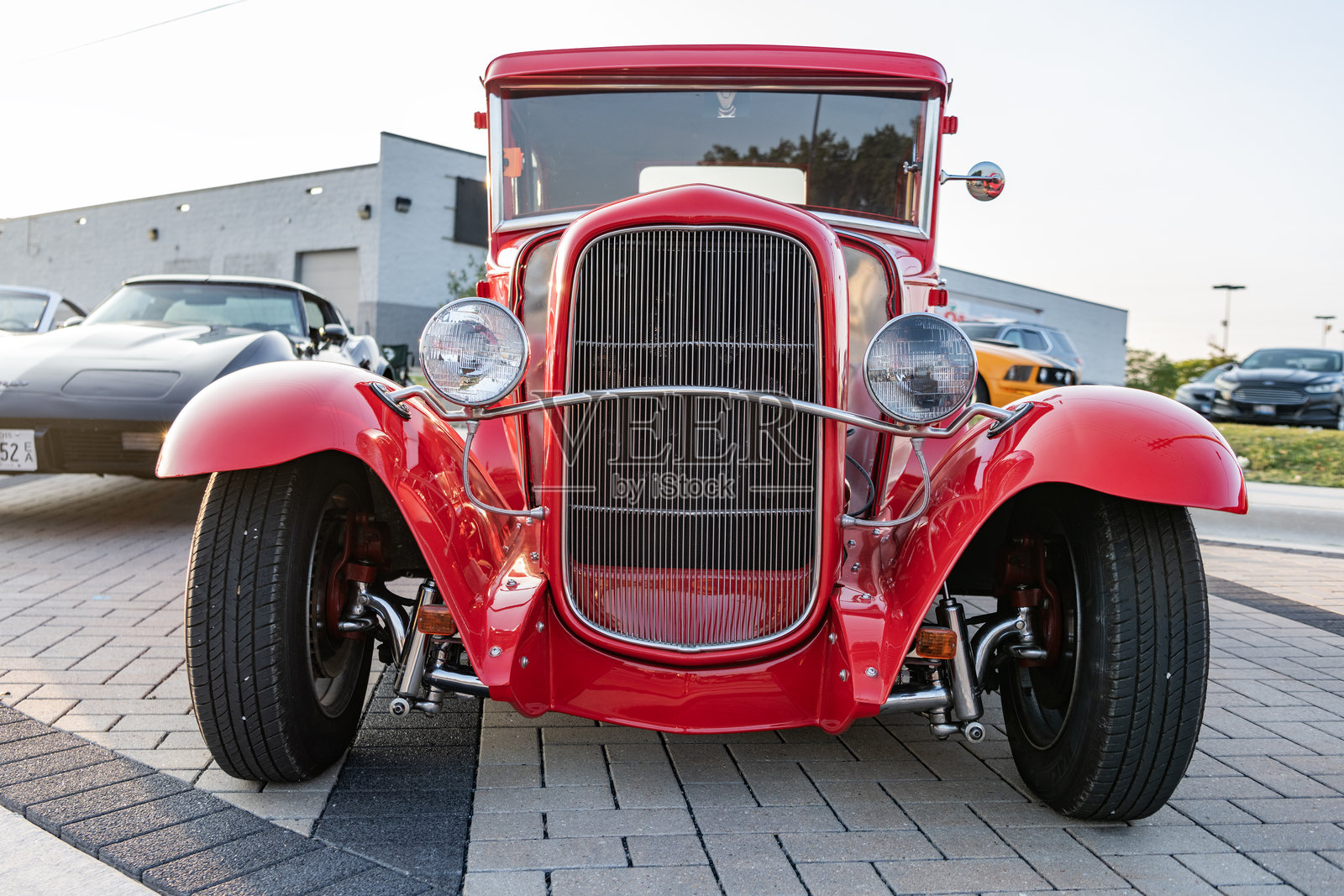 1927年福特A型复古敞篷车。福特A型经典车。户外复古跑车福特A型。红色复古车停在汽车展上，侧面视角。照片摄影图片