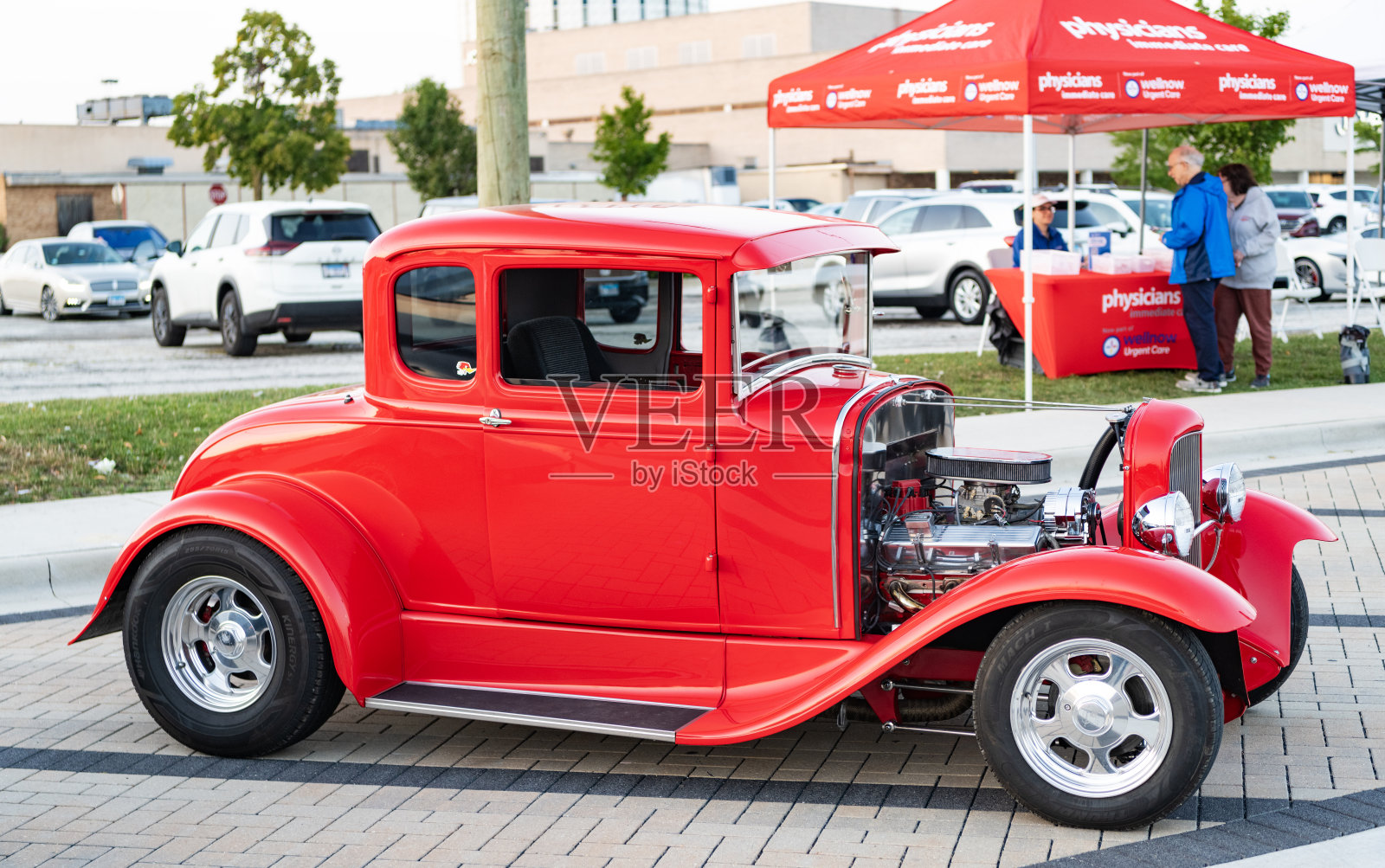 1927年福特A型复古敞篷车。福特A型经典车。户外复古跑车福特A型。红色复古车停在汽车展上,侧面视角。照片摄影图片