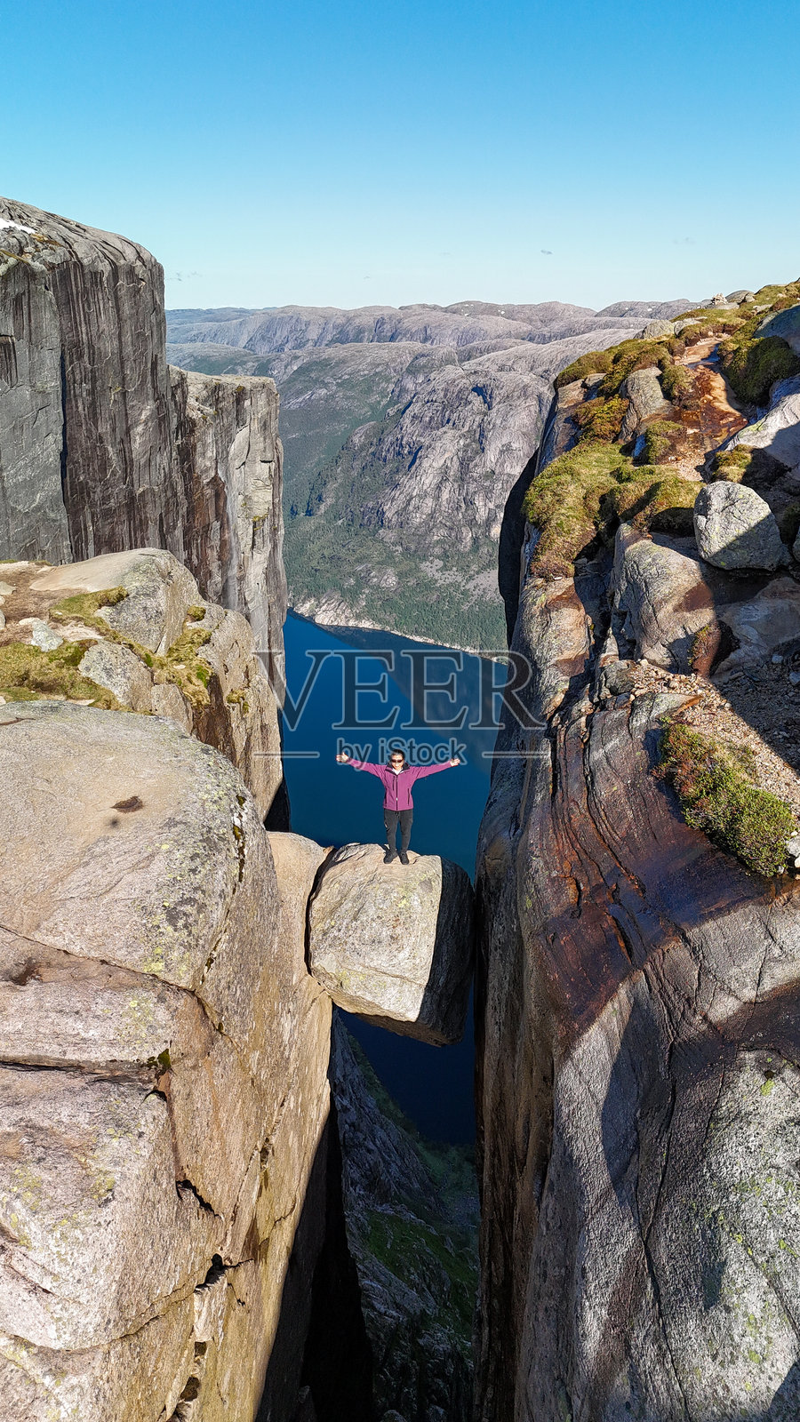 从挪威的悬崖俯瞰Lysefjord的壮丽景色，某人正在庆祝大自然的壮丽。照片摄影图片