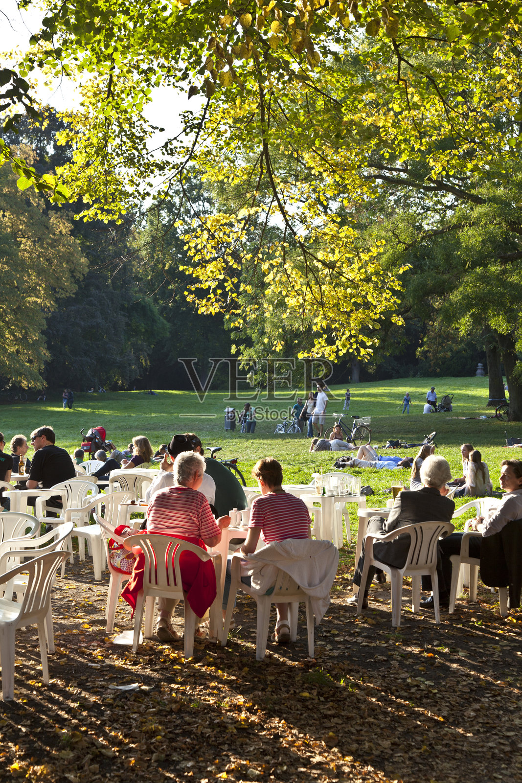人们在公园里享受最后一个温暖的日子照片摄影图片