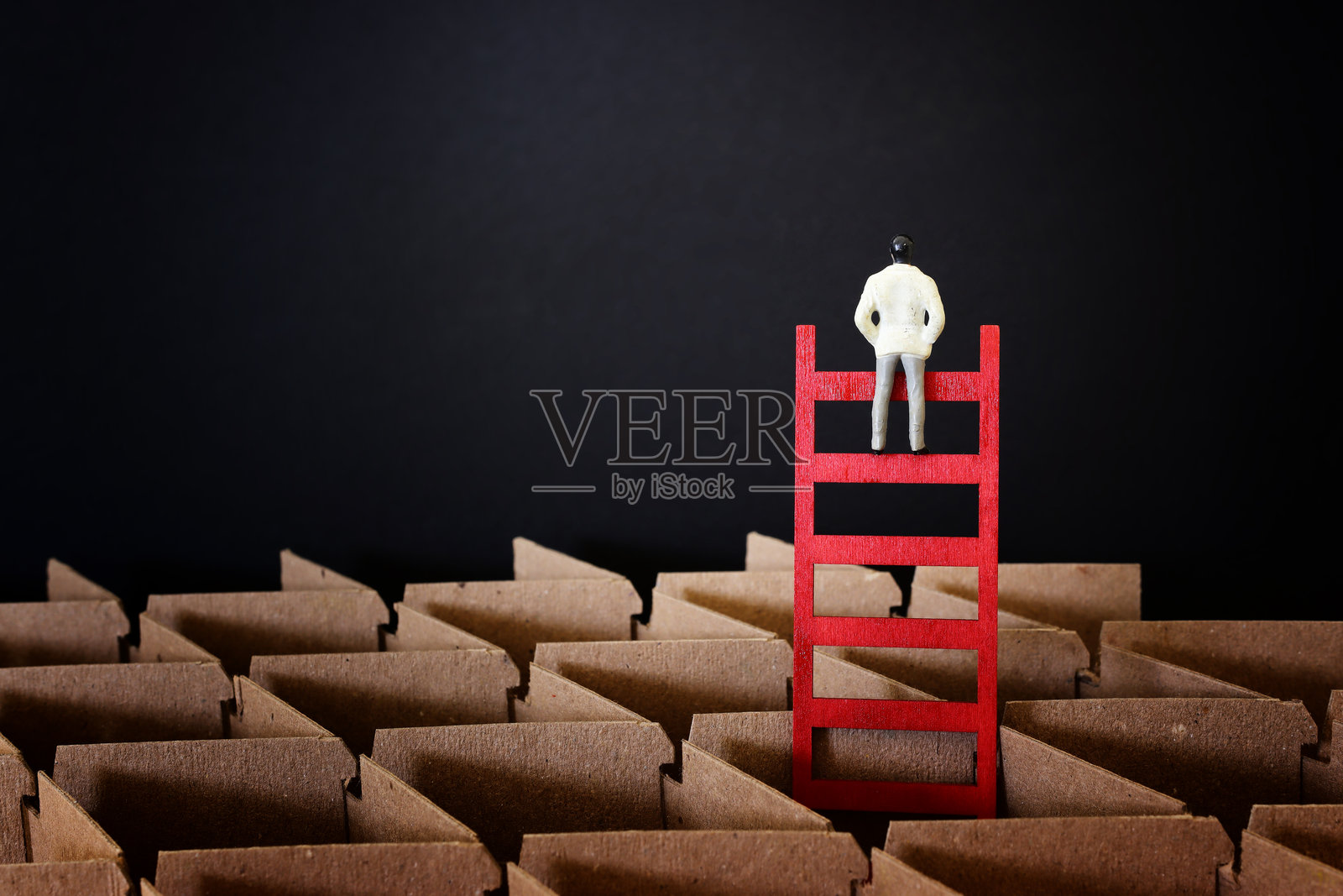 一个男人站在梯子顶端向前看的概念图像照片摄影图片