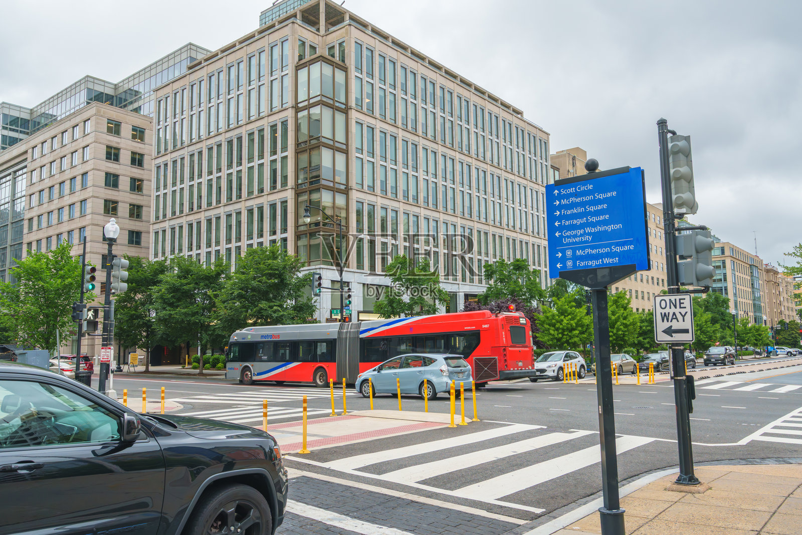 城市能量在中央交通交汇处流动。照片摄影图片