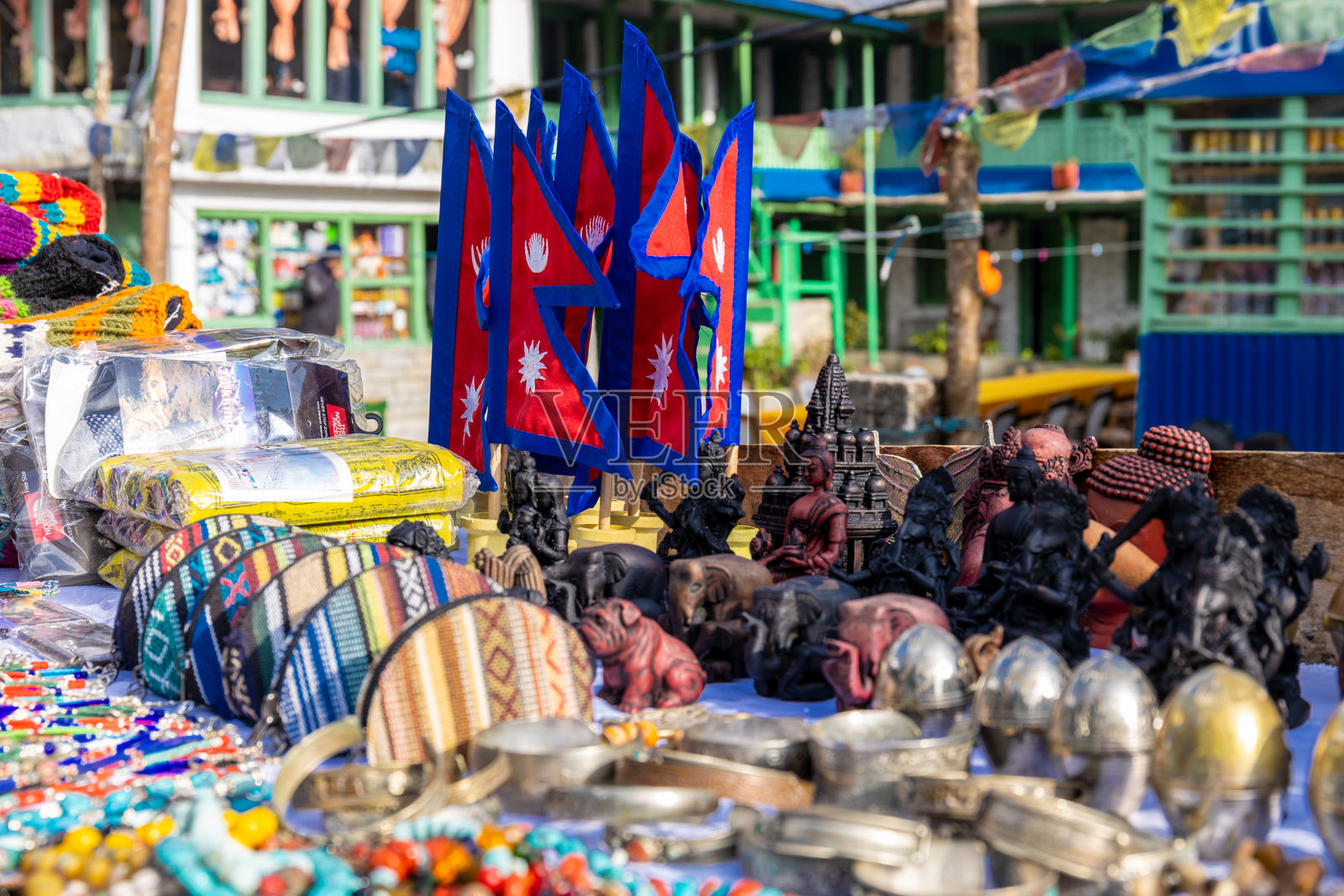 尼泊尔安纳普尔纳大本营徒步旅行的人们照片摄影图片