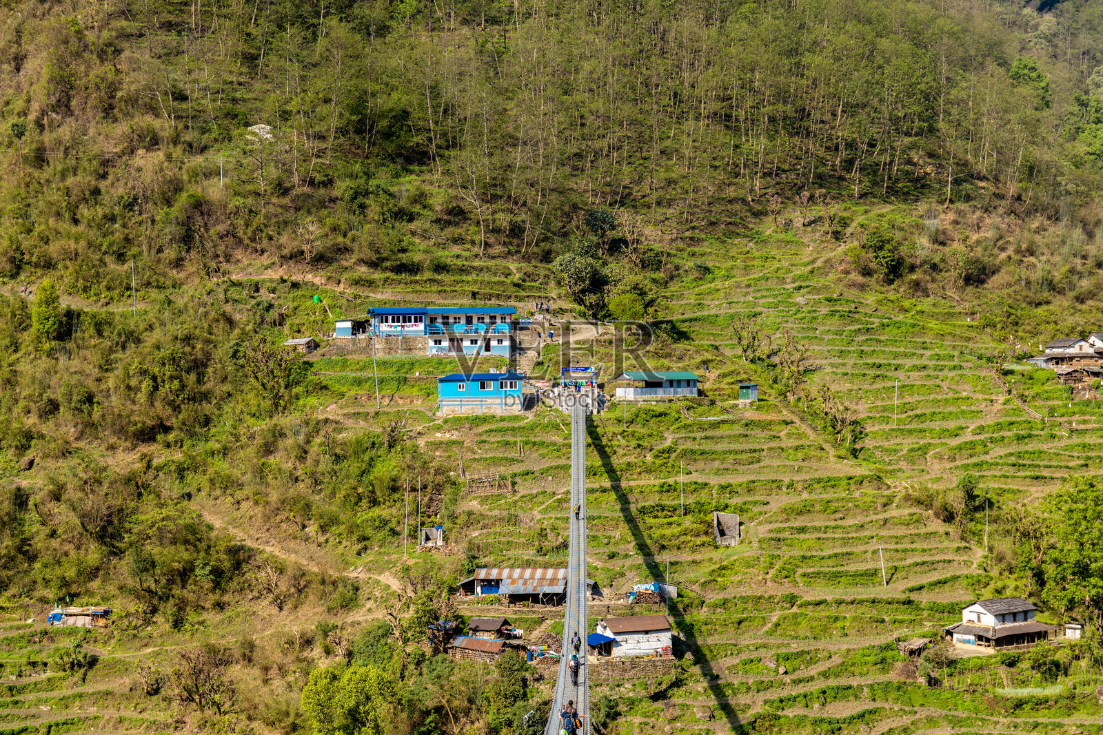 尼泊尔安纳普尔纳大本营徒步旅行的人们照片摄影图片