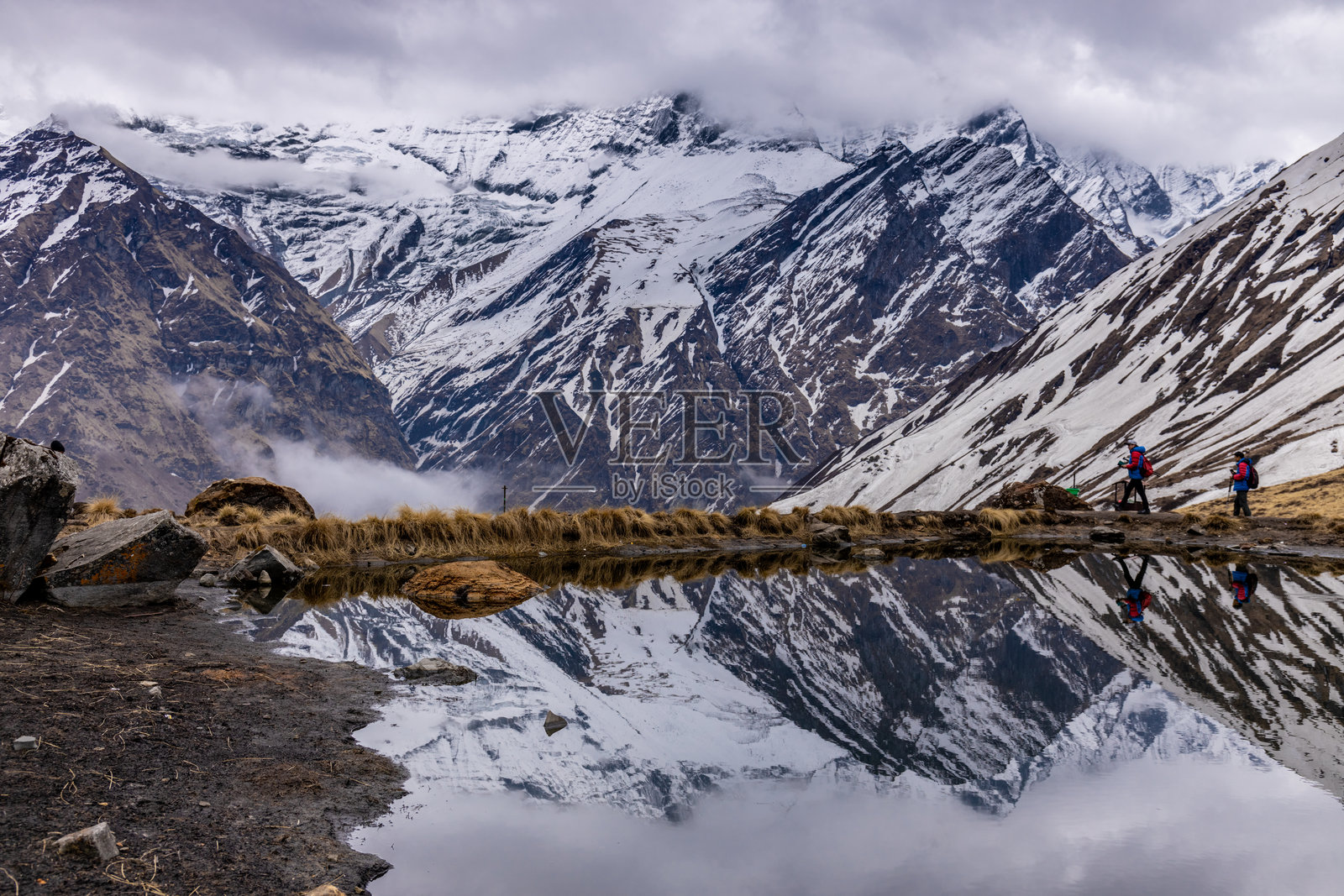 尼泊尔安纳普尔纳大本营徒步旅行的人们照片摄影图片