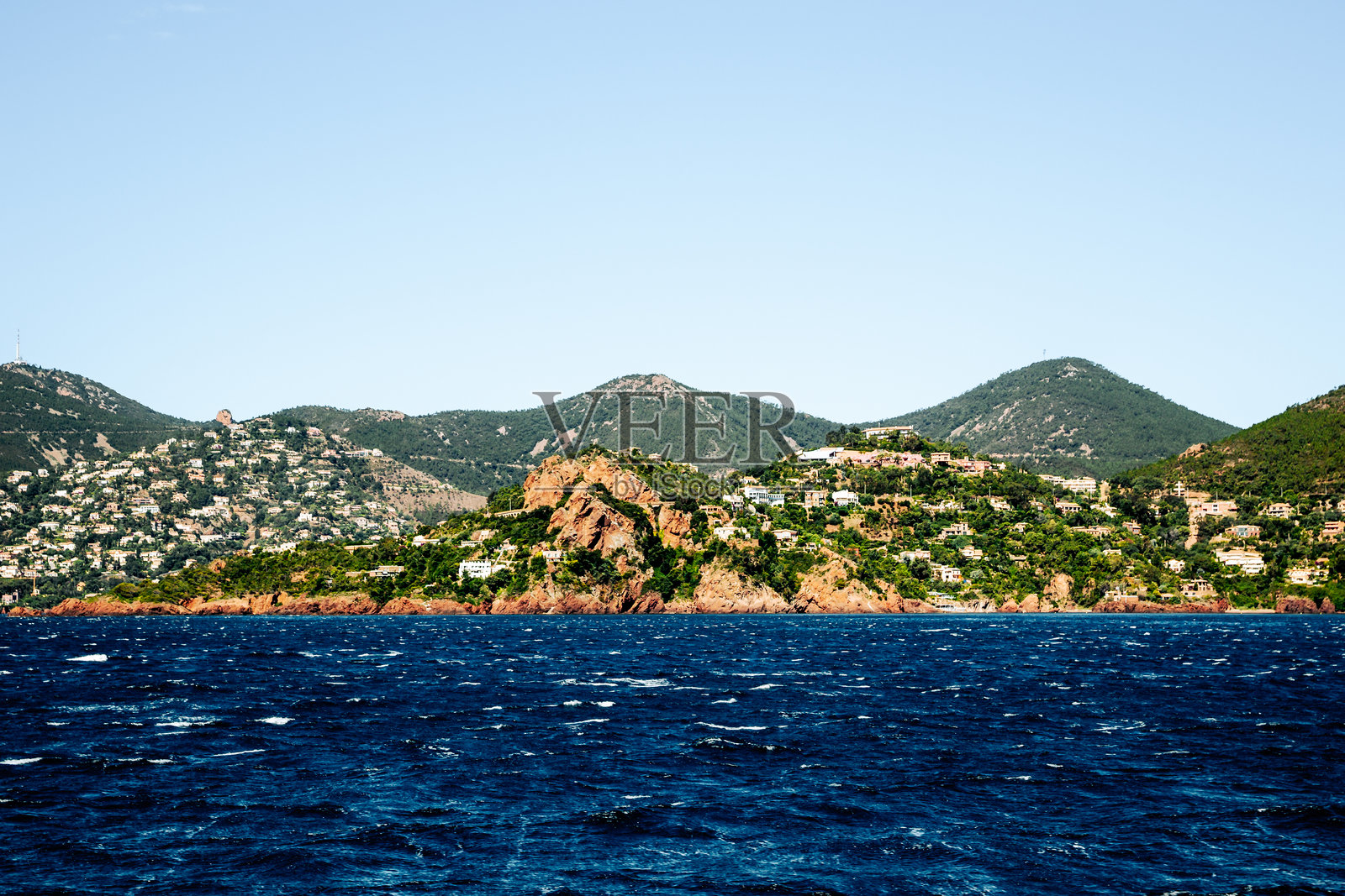 从法国圣特罗佩沿海岸线的水面视角照片摄影图片