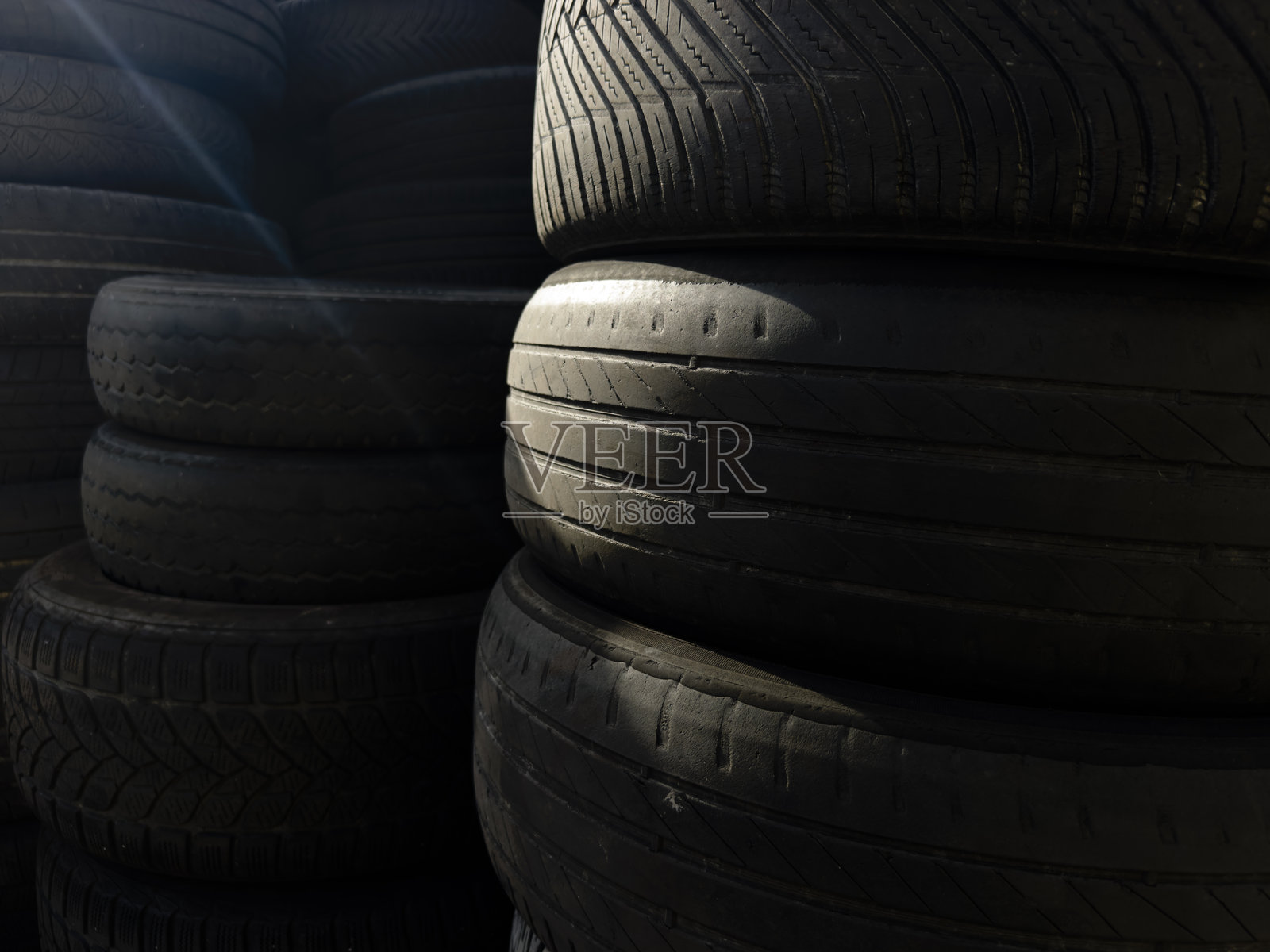 用于回收和可持续环境管理的废旧轮胎工业储存照片摄影图片