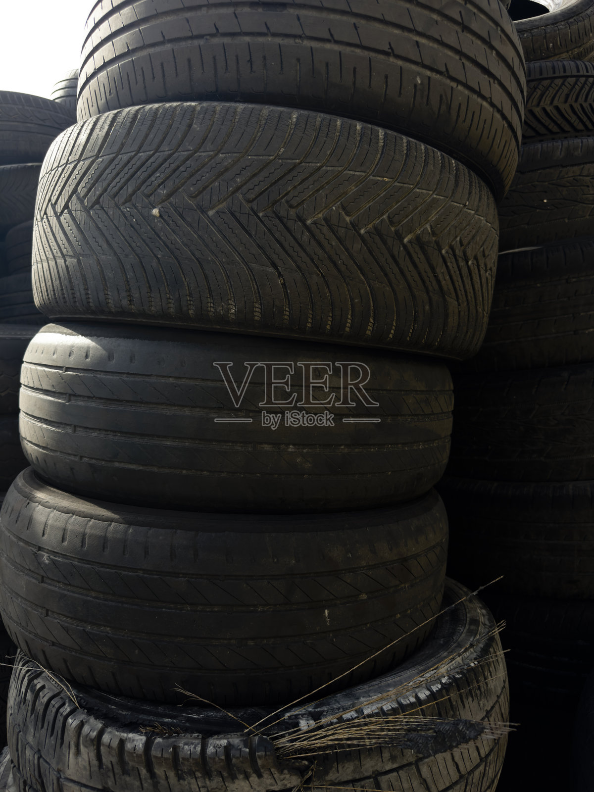 用于回收和可持续环境管理的废旧轮胎工业储存照片摄影图片