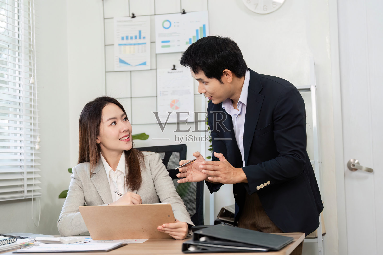 商务会议与财务规划。专业人士在现代办公室讨论策略。照片摄影图片