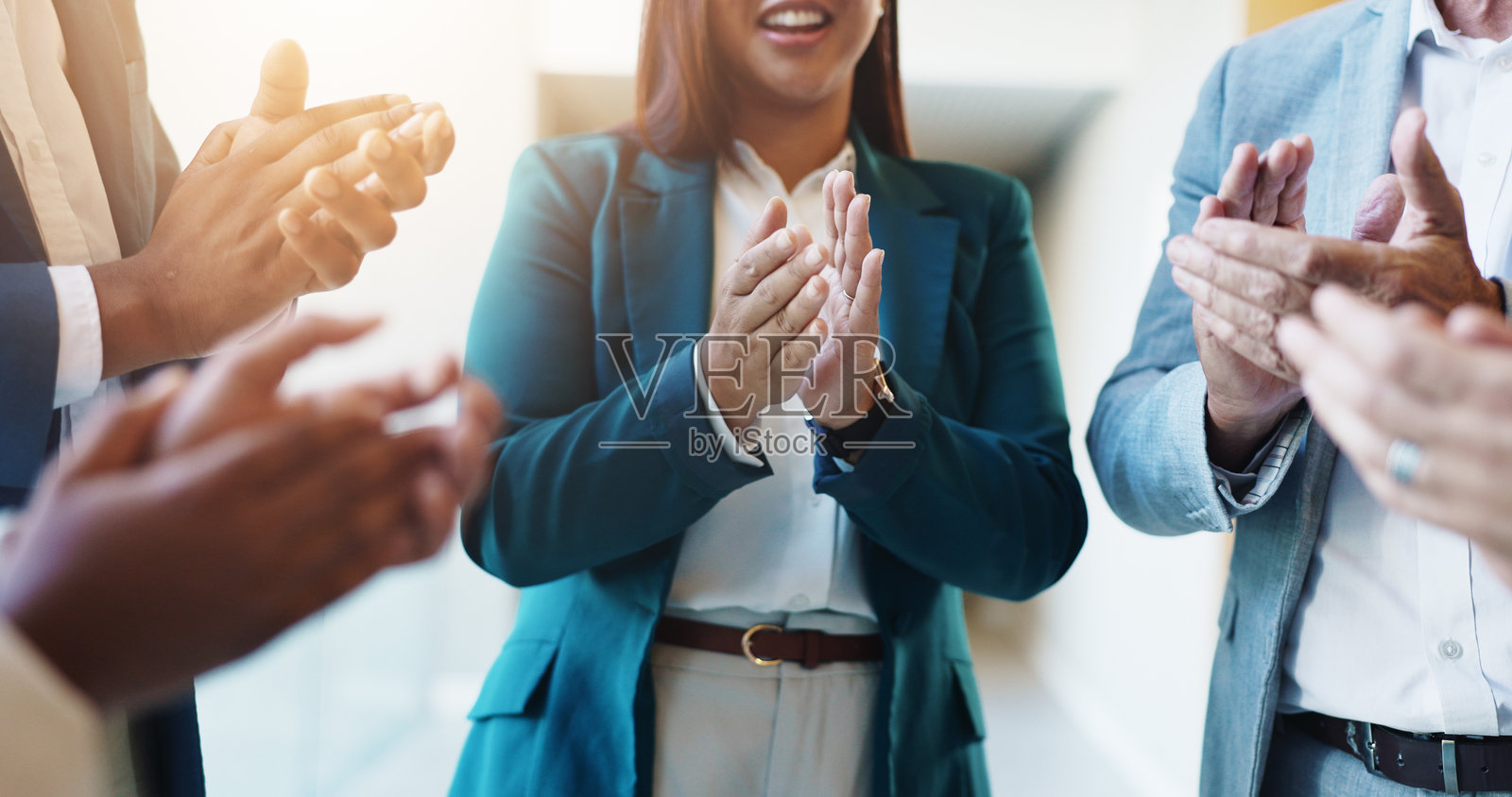 办公室，成功与商务人士的手掌为团队合作、协作和庆祝而鼓掌。企业、专业人士以及男女为晋升、成就和好消息而欢呼。照片摄影图片