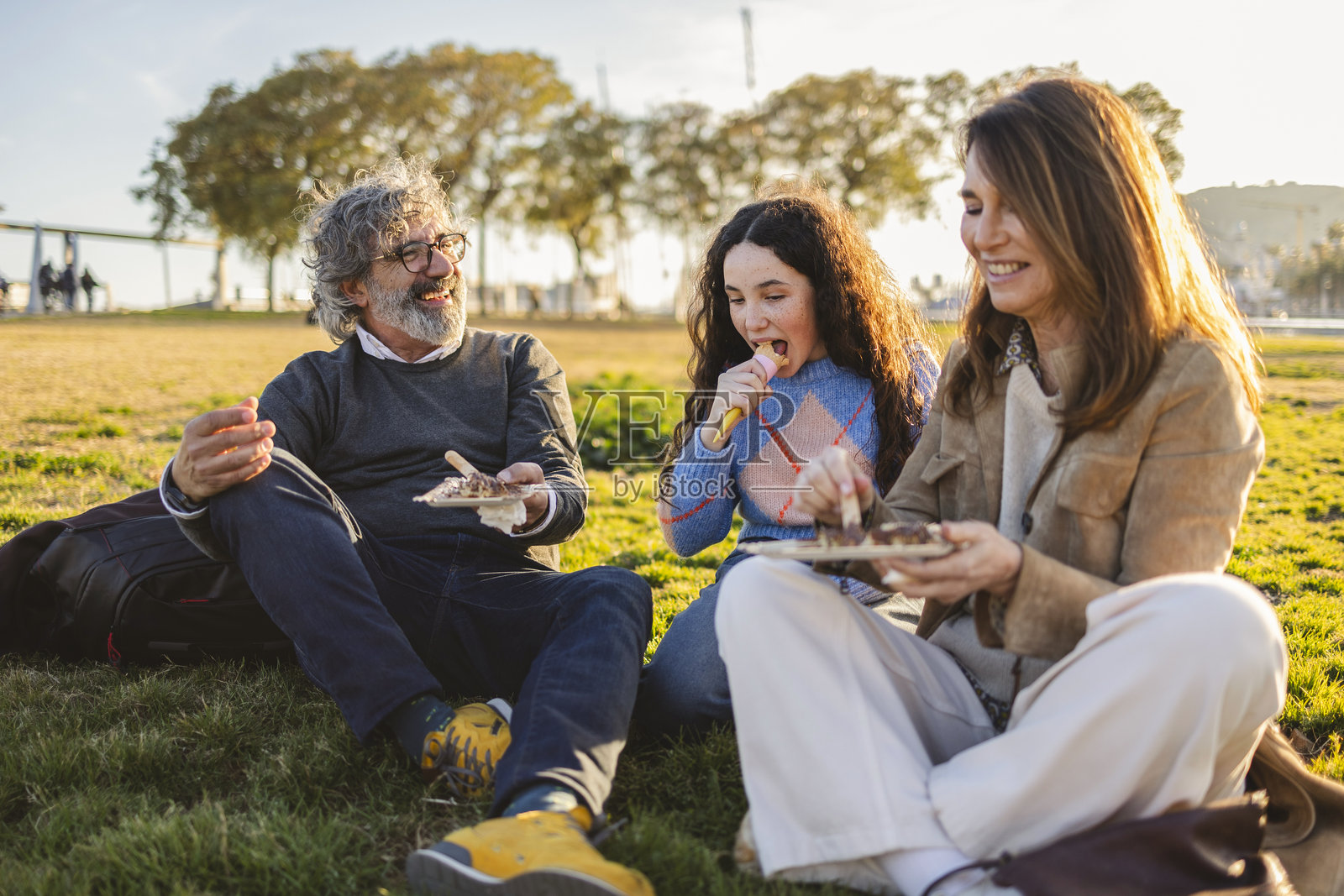 一家人在公园里享受冰淇淋和蛋糕的美好时光照片摄影图片