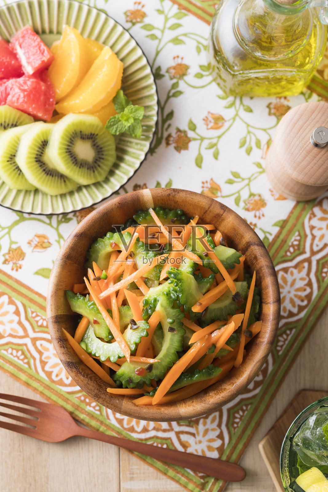 苦瓜胡萝卜沙拉照片摄影图片