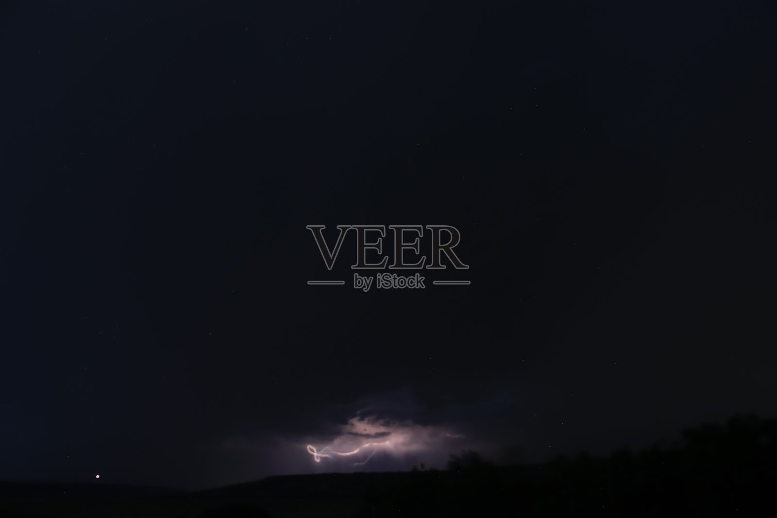 傍晚的暴风雨席卷山谷照片摄影图片