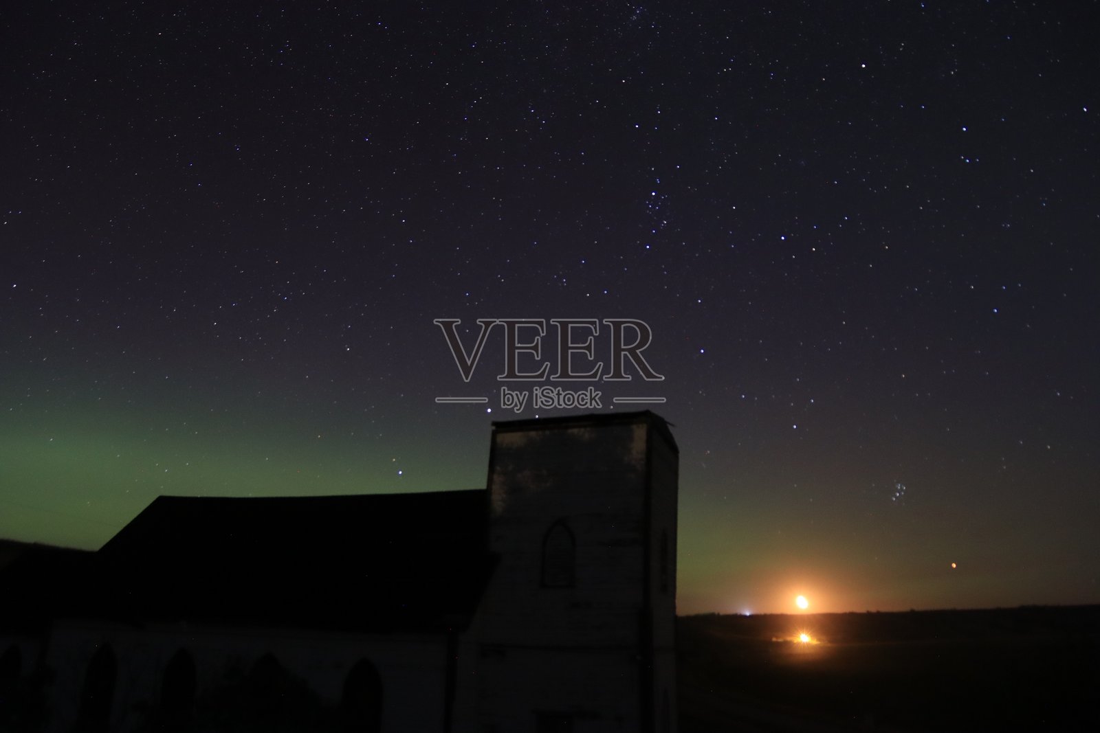 山谷中的极光与月亮和我的教堂照片摄影图片