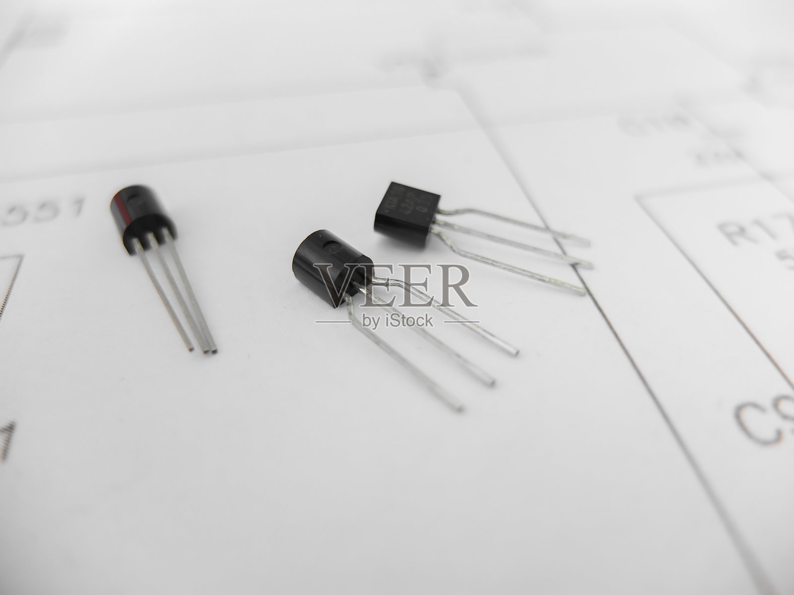 各种集成电路、微控制器，采用DIP、SOIC、TQFP封装。背面有电路图。照片摄影图片